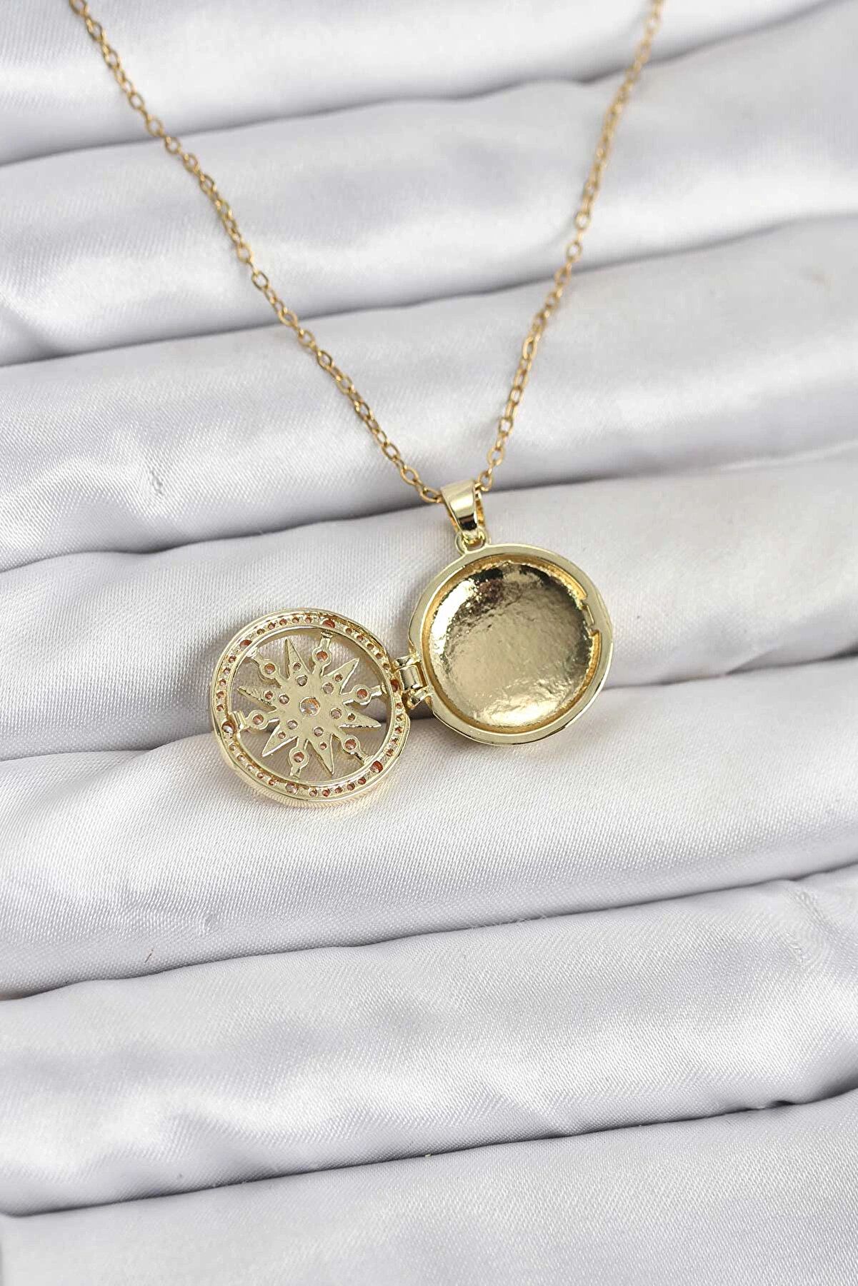 Buti̇k 316L &Ccedil;eli̇k Zi̇nci̇r Gold Renk Kutup Yıldızı Kapaklı Model Kadın Kolye