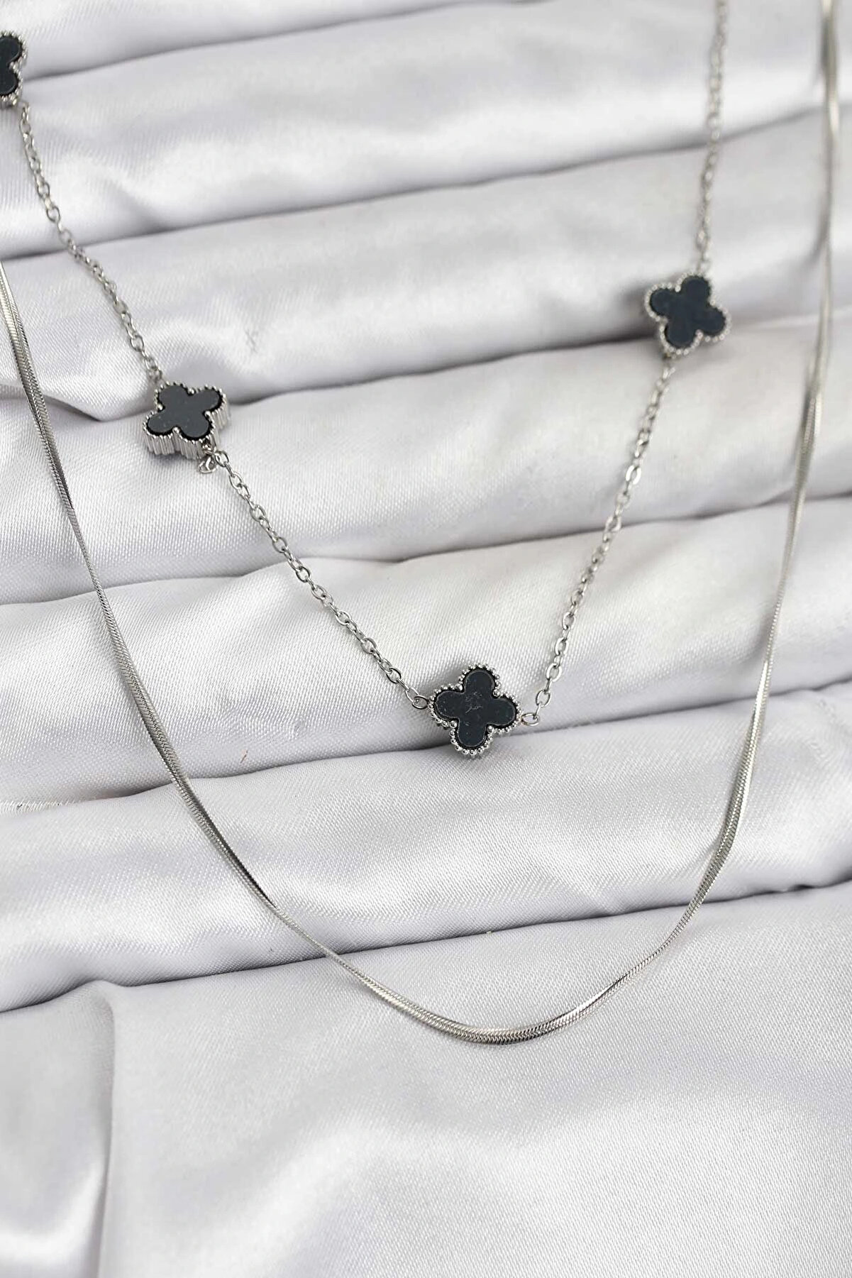 Buti̇k 316L &Ccedil;eli̇k Zi̇nci̇r G&uuml;m&uuml;ş Renk İtalyan Zi̇nci̇rli̇ Si̇yah Yonca Model Kadın Kolye