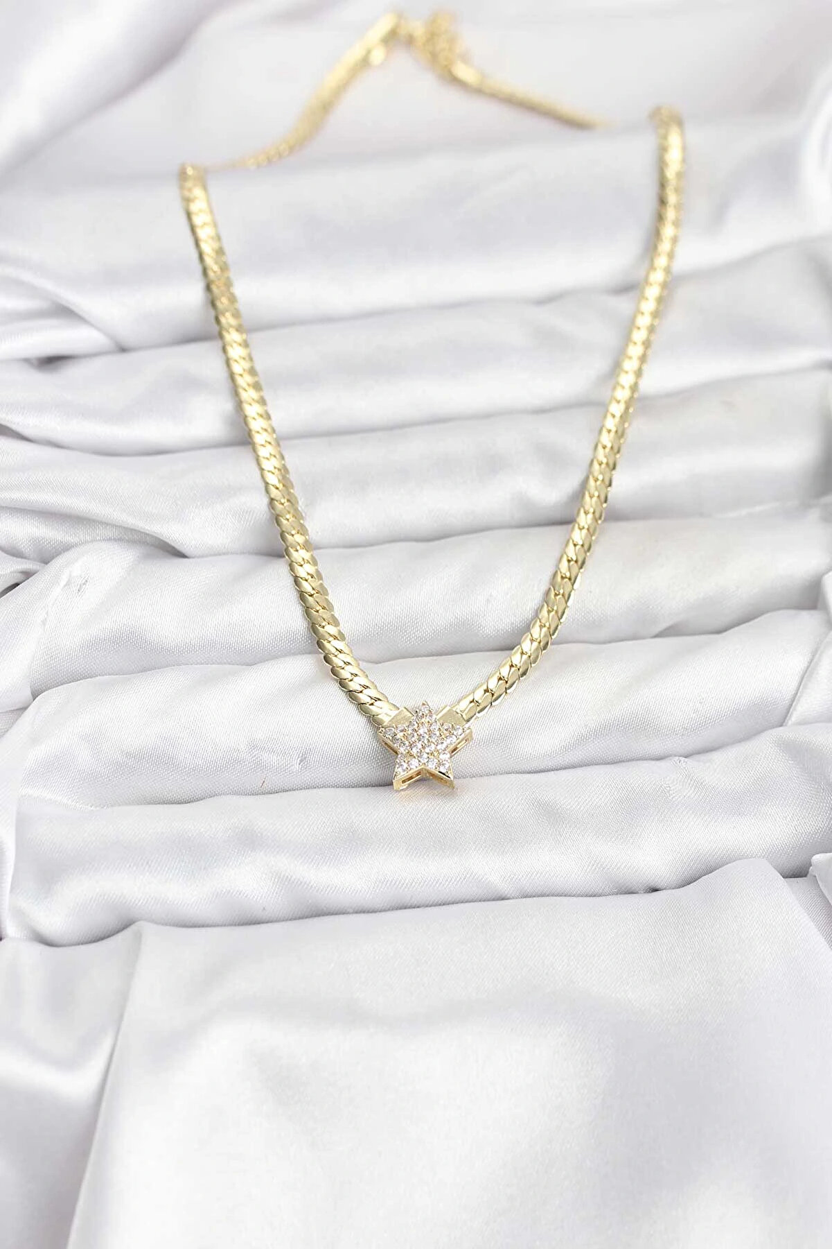 Buti̇k Gold Renk Pi̇ri̇n&ccedil; Yıldız Zi̇rkon Taşlı Kadın Kolye