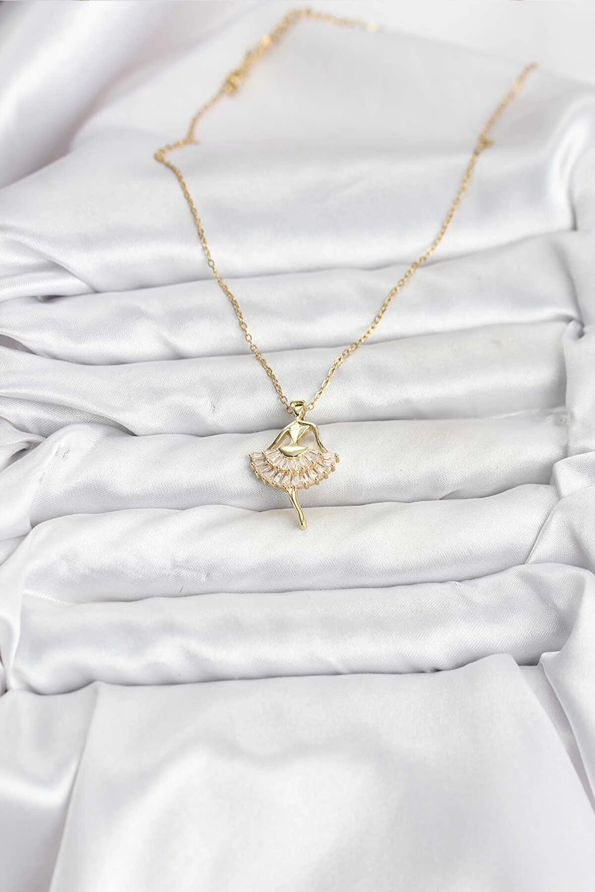 Buti̇k 316L &Ccedil;eli̇k Zi̇nci̇r Gold Renk Baleri̇n Model Kadın Kolye