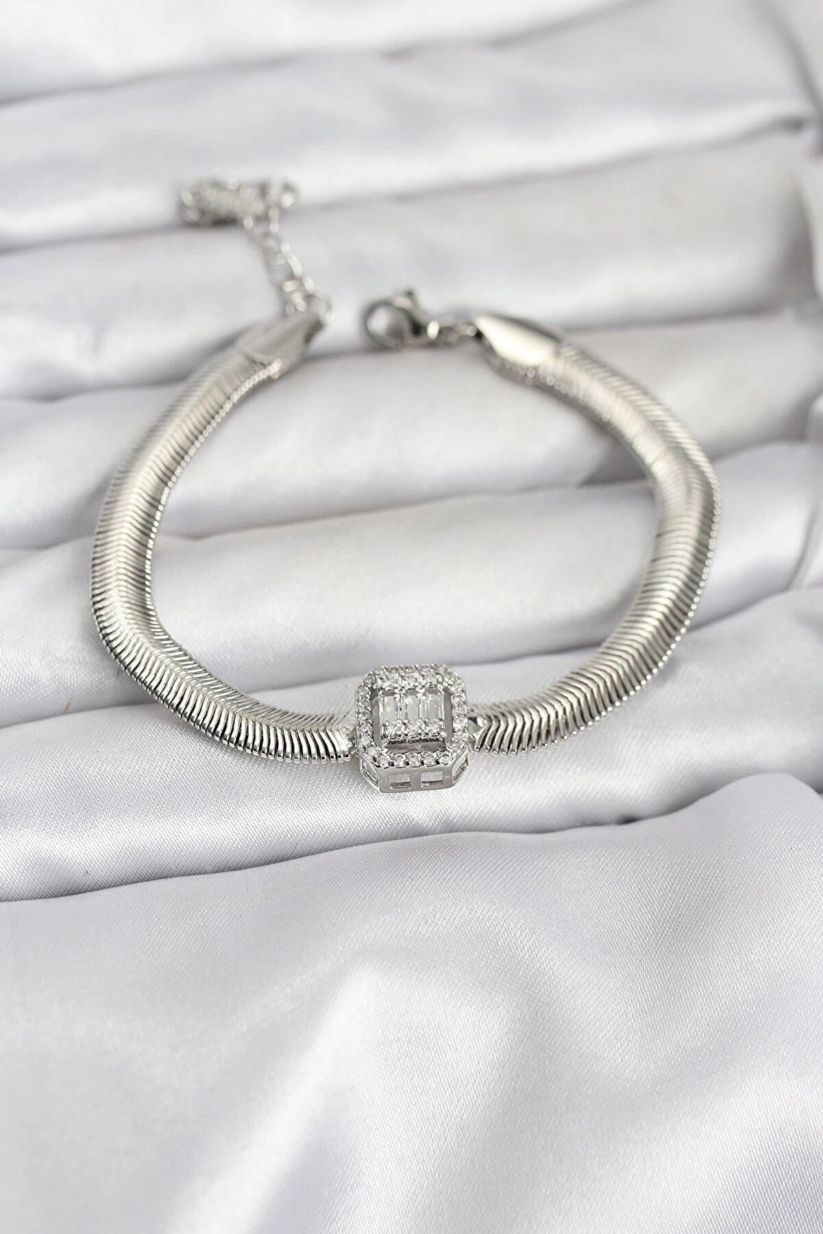 Buti̇k 316L &Ccedil;eli̇k G&uuml;m&uuml;ş Renk Baget Zi̇rkon Taşlı Yılan Zi̇nci̇rli̇ Kadın Bi̇lekli̇k