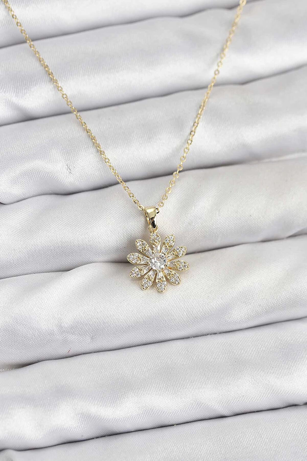 Buti̇k Pi̇ri̇n&ccedil; Gold Renk &Ccedil;i̇&ccedil;ek Model Kadın Kolye