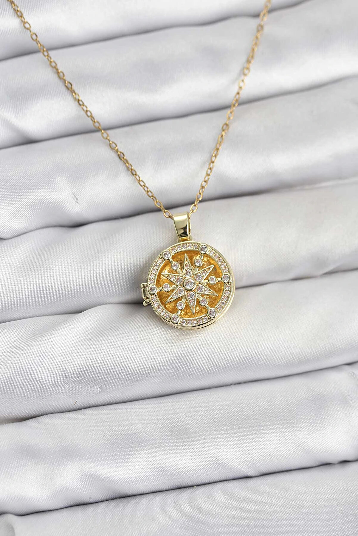 Buti̇k 316L &Ccedil;eli̇k Zi̇nci̇r Gold Renk Kutup Yıldızı Kapaklı Model Kadın Kolye