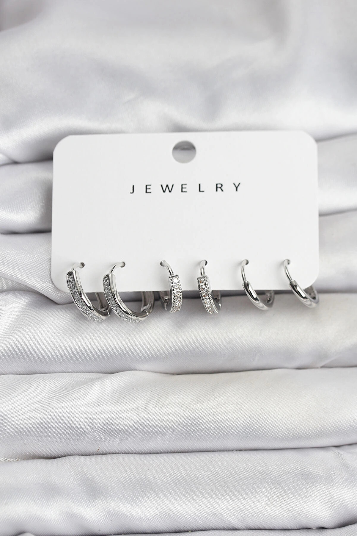 Buti̇k Zi̇rkon Taşlı G&uuml;m&uuml;ş Renk Pi̇ri̇n&ccedil; Kadın K&uuml;pe Seti̇