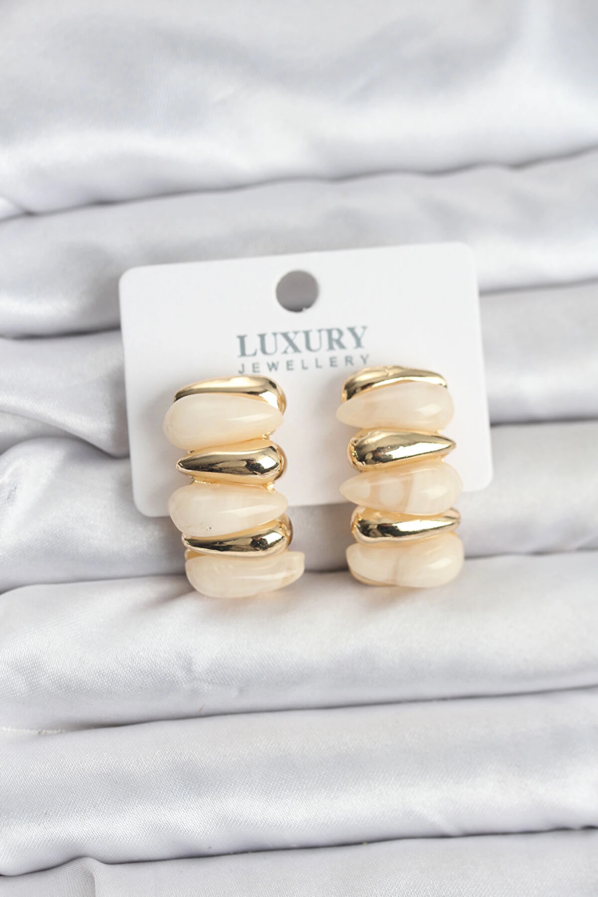 Buti̇k Krem Renk Pi̇ri̇n&ccedil; Vi̇ntage Kadın K&uuml;pe