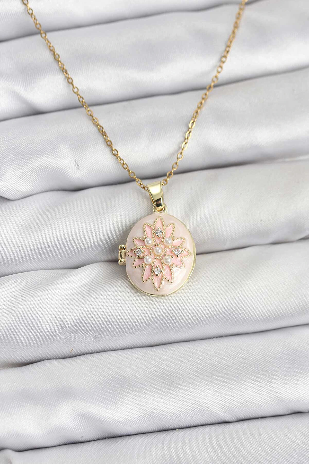 Buti̇k 316L &Ccedil;eli̇k Zi̇nci̇r Gold Renk Mi̇neli̇ Lotus Model A&ccedil;ılabi̇li̇r Kadın Kolye