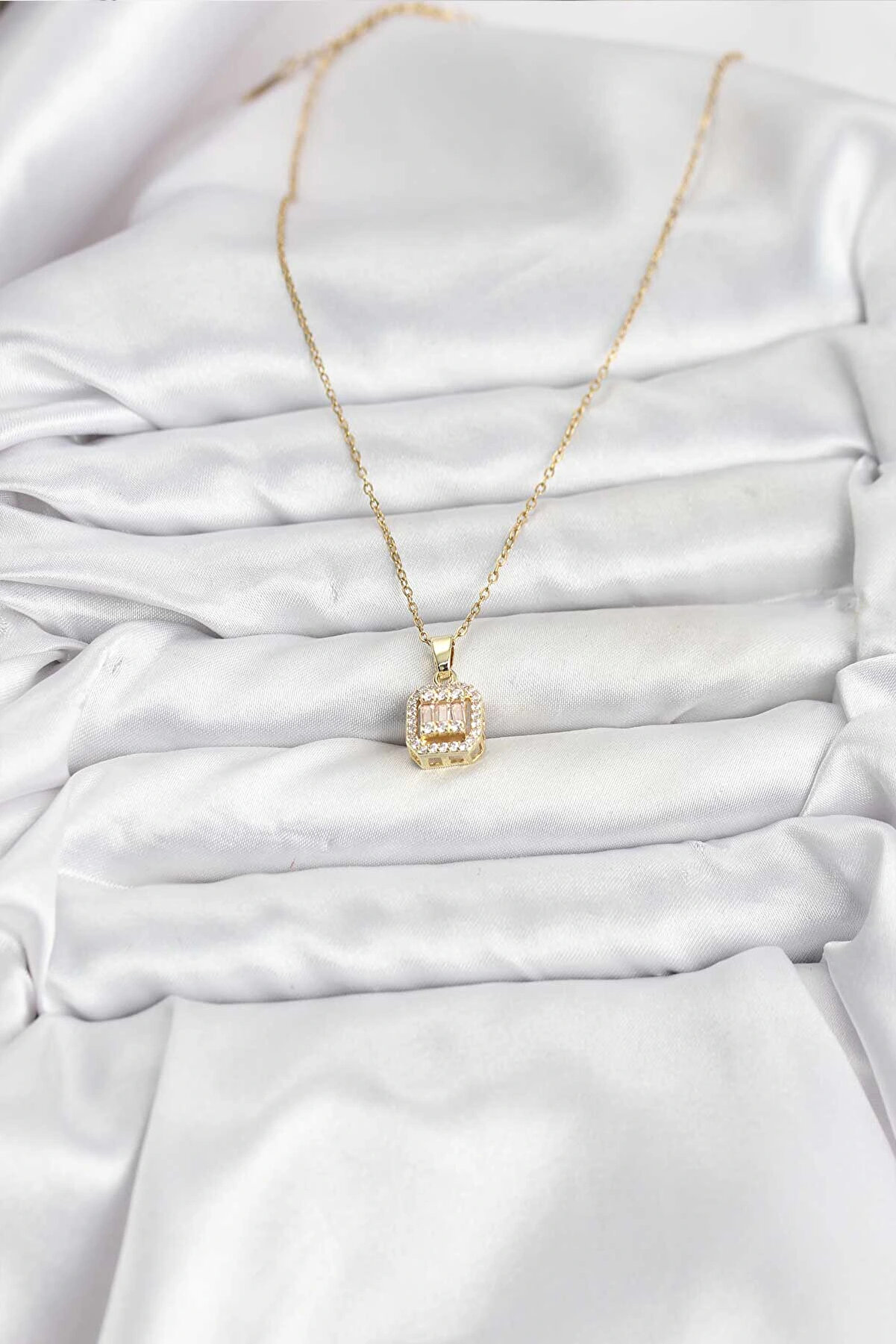 Buti̇k 316L &Ccedil;eli̇k Zi̇nci̇r Gold Renk Baget Model Kadın Kolye