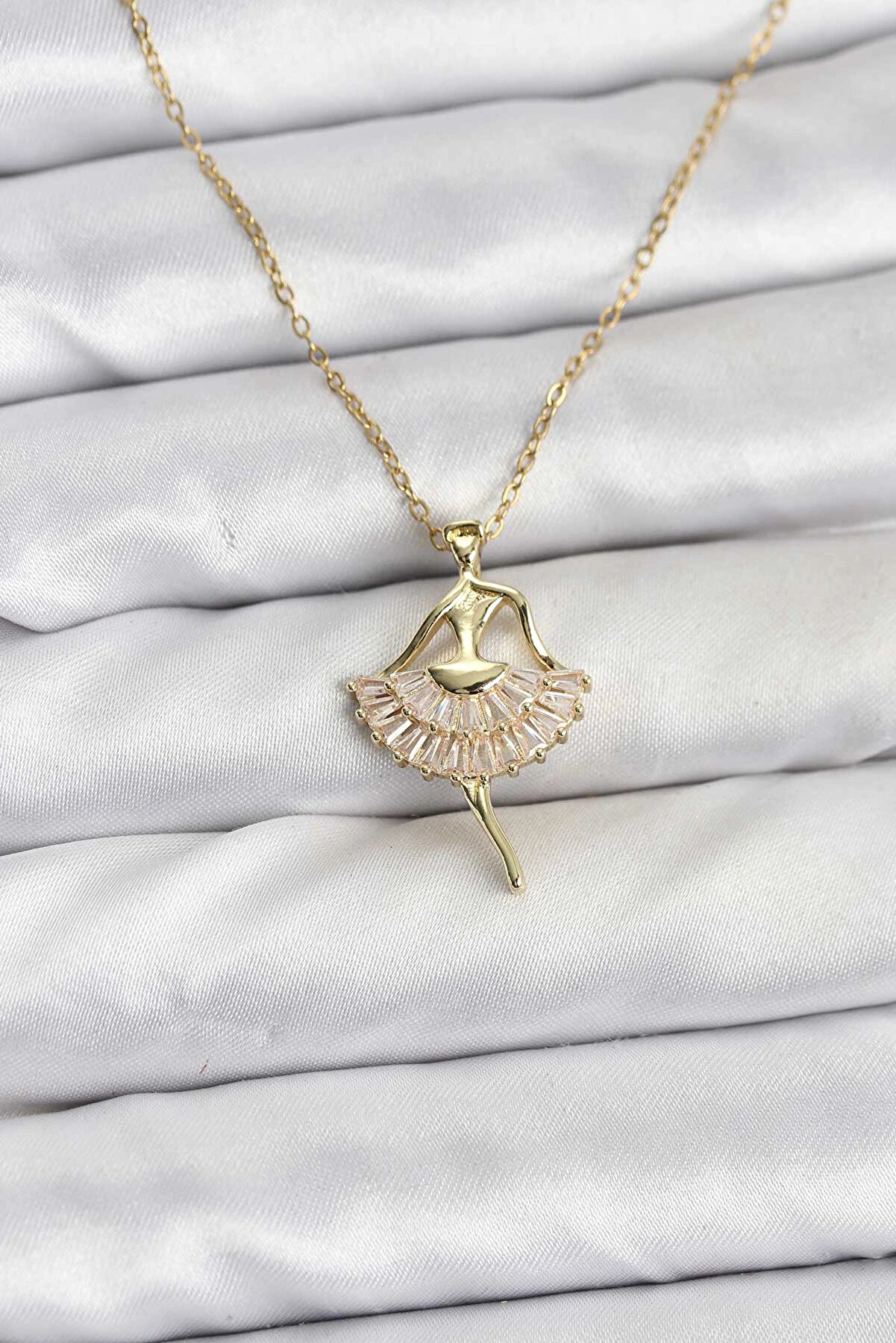 Buti̇k 316L &Ccedil;eli̇k Zi̇nci̇r Gold Renk Baleri̇n Model Kadın Kolye