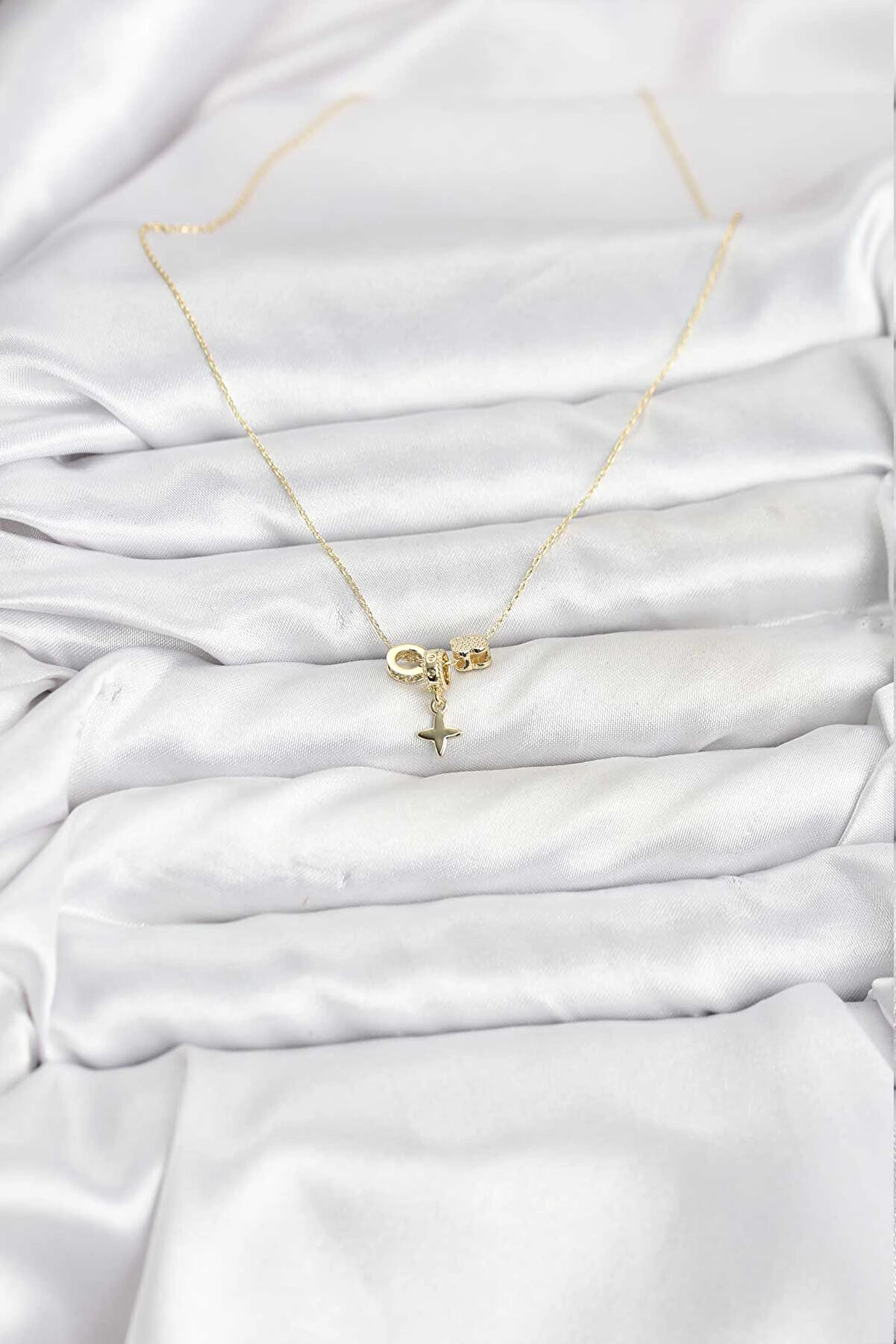 Buti̇k Gold Renk Pi̇ri̇n&ccedil; Mi̇ni̇mal Charmlı Kadın Kolye