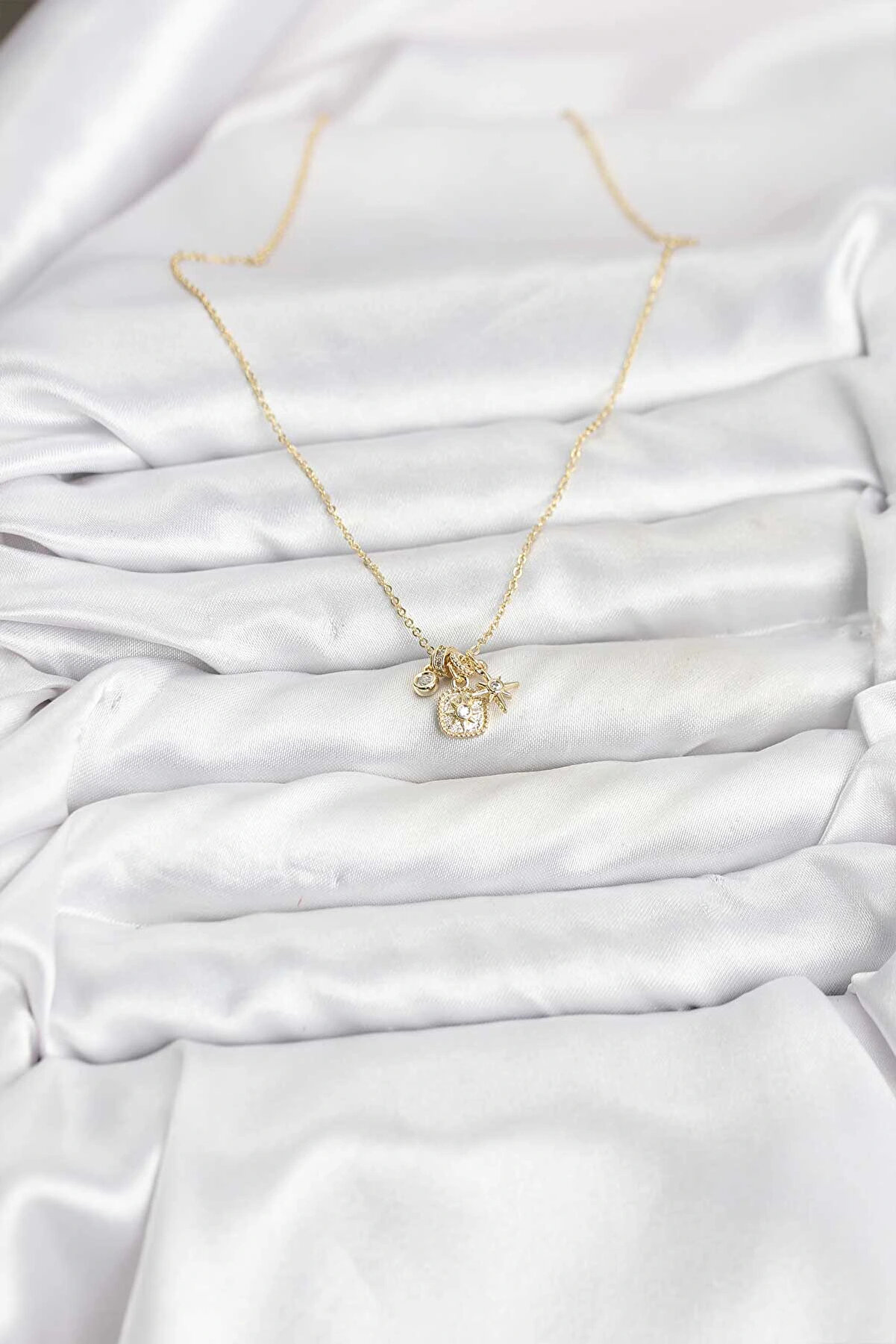 Buti̇k Pi̇ri̇n&ccedil; Gold Renk Mi̇ni̇mal Charmlı Kadın Kolye