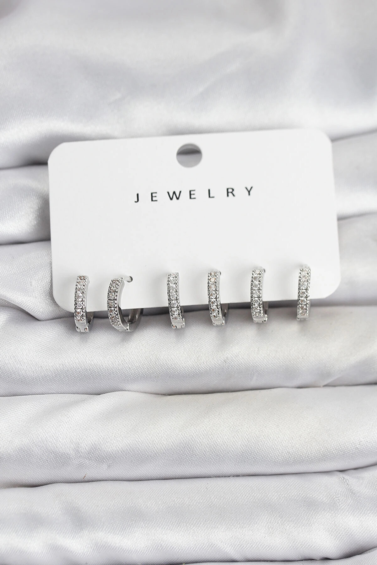 Buti̇k G&uuml;m&uuml;ş Renk Pi̇ri̇n&ccedil; Zi̇rkon Taşlı Halka Kadın K&uuml;pe Seti̇