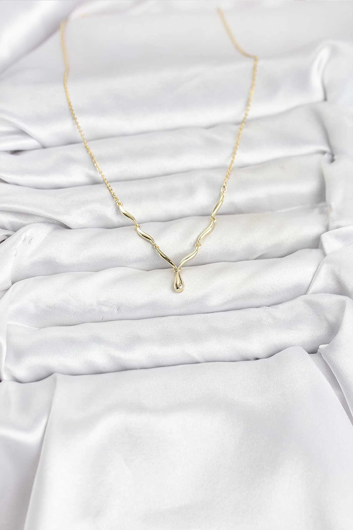 Buti̇k Pi̇ri̇n&ccedil; Gold Renk Damla Model Kadın Kolye