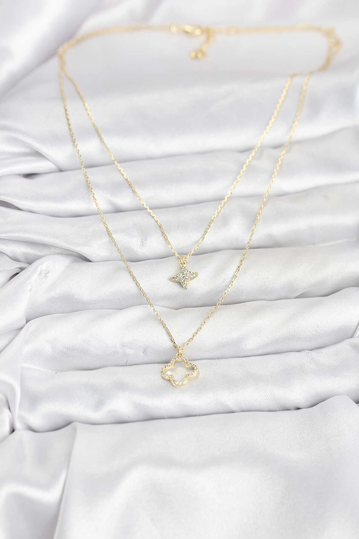 Buti̇k Pi̇ri̇n&ccedil; Gold Renk Yonca Model 2 Li̇ Kadın Kolye