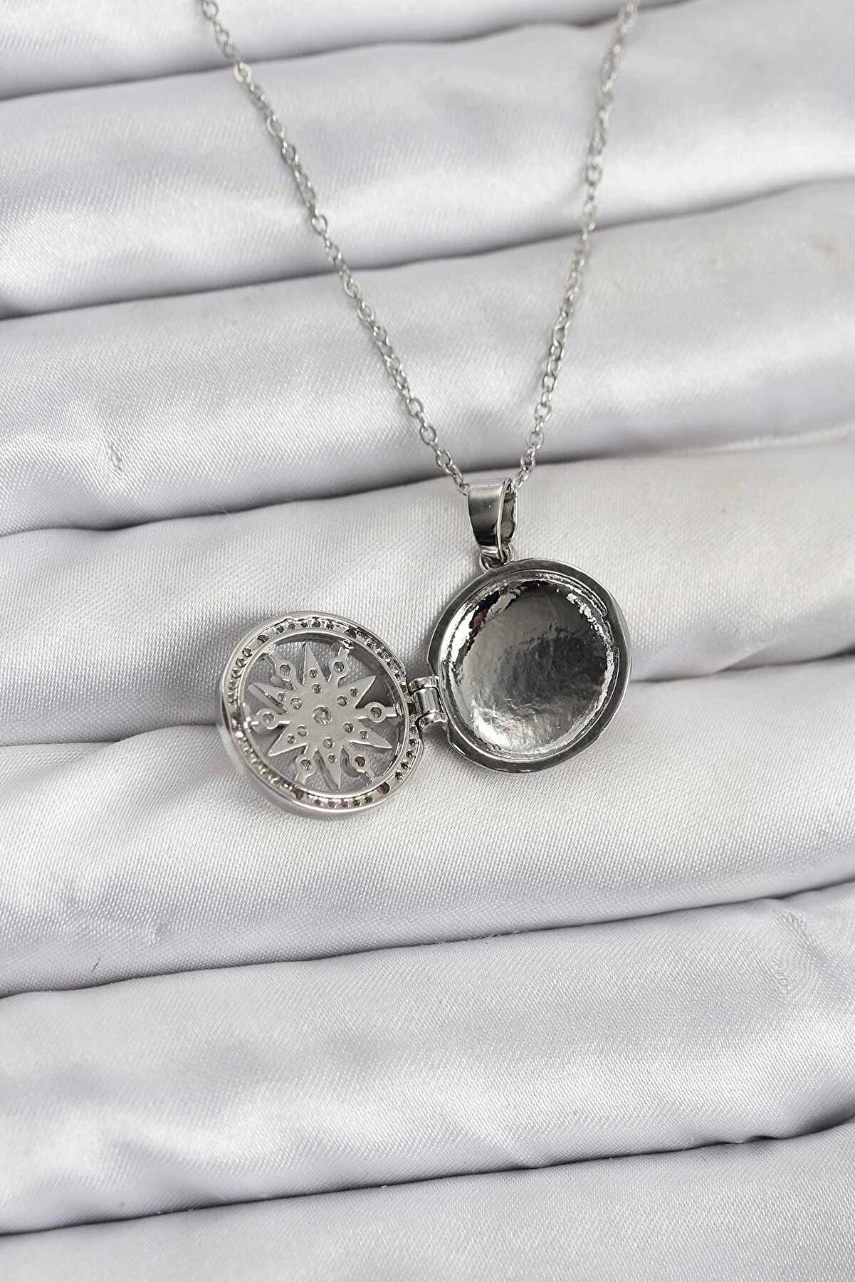 Buti̇k 316L &Ccedil;eli̇k Zi̇nci̇r G&uuml;m&uuml;ş Renk Kutup Yıldızı Kapaklı Model Kadın Kolye