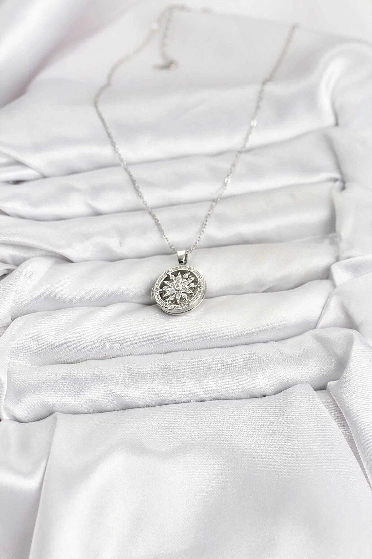 Buti̇k 316L &Ccedil;eli̇k Zi̇nci̇r G&uuml;m&uuml;ş Renk Kutup Yıldızı Kapaklı Model Kadın Kolye