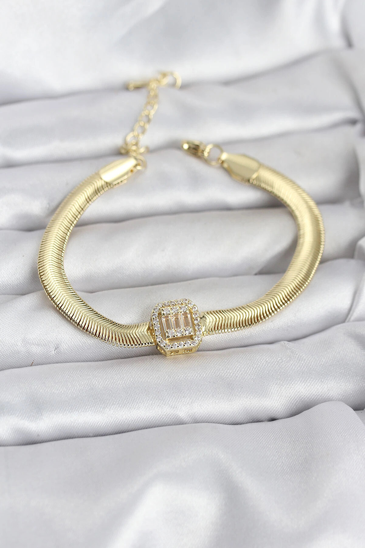 Buti̇k 316L &Ccedil;eli̇k Gold Renk Baget Zi̇rkon Taşlı Yılan Zi̇nci̇rli̇ Kadın Bi̇lekli̇k