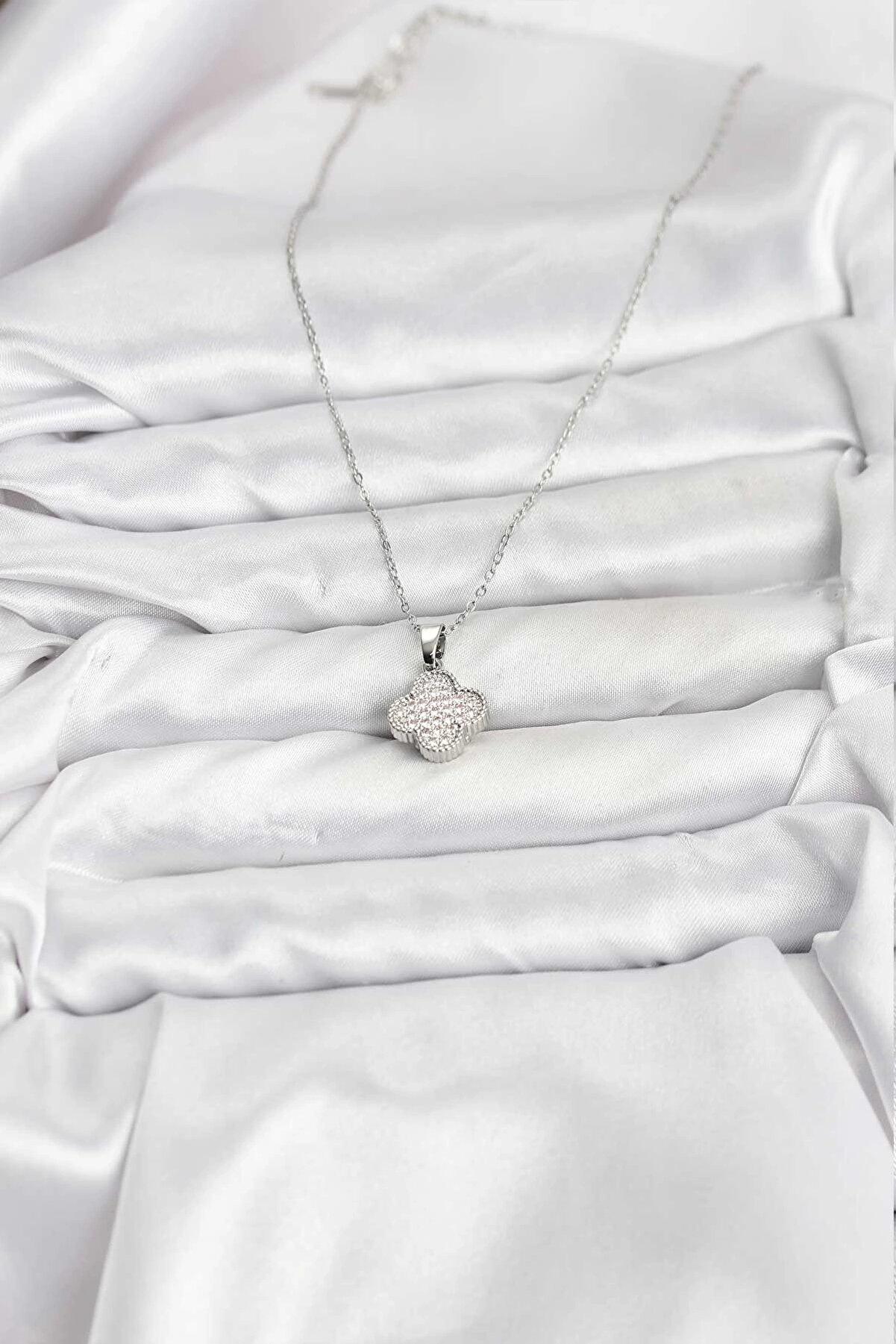 Buti̇k 316L &Ccedil;eli̇k Zi̇nci̇r G&uuml;m&uuml;ş Renk Zi̇rkon Taşlı Yonca Model Kadın Kolye