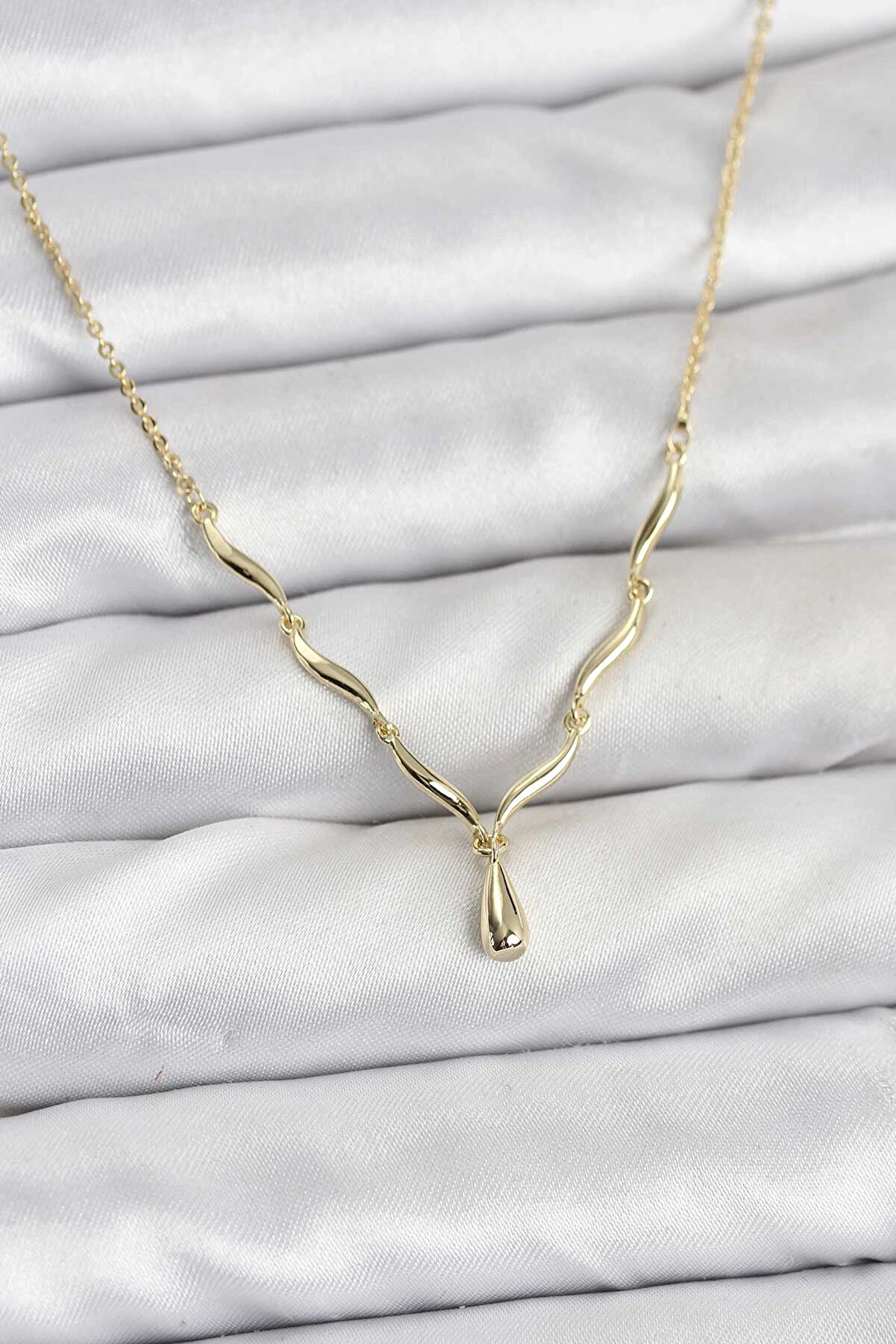 Buti̇k Pi̇ri̇n&ccedil; Gold Renk Damla Model Kadın Kolye