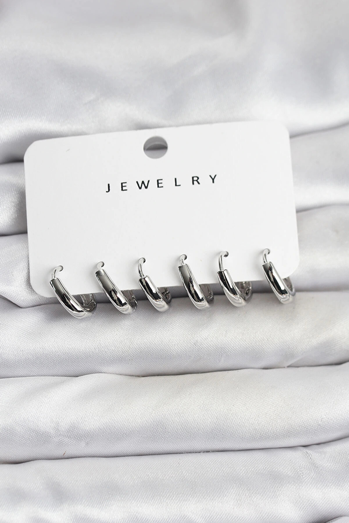 Buti̇k G&uuml;m&uuml;ş Renk Pi̇ri̇n&ccedil; Halka Kadın K&uuml;pe Seti̇