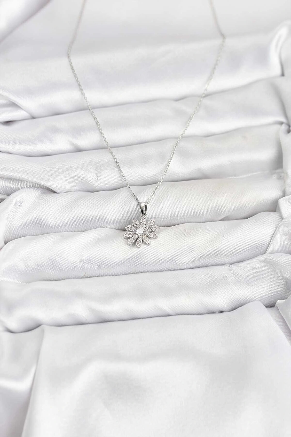 Buti̇k Pi̇ri̇n&ccedil; G&uuml;m&uuml;ş Renk &Ccedil;i̇&ccedil;ek Model Kadın Kolye