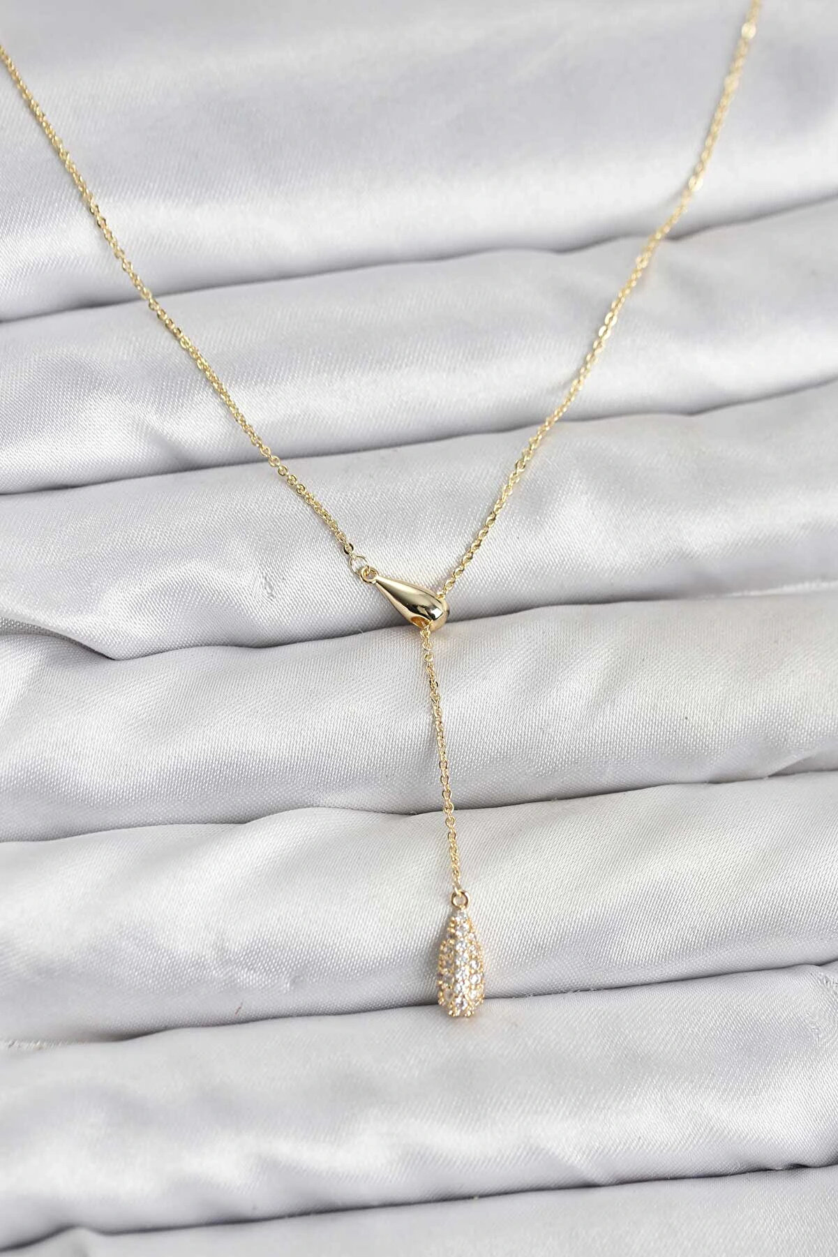 Buti̇k Pi̇ri̇n&ccedil; Gold Renk Asans&ouml;rl&uuml; Damla Model Kadın Kolye