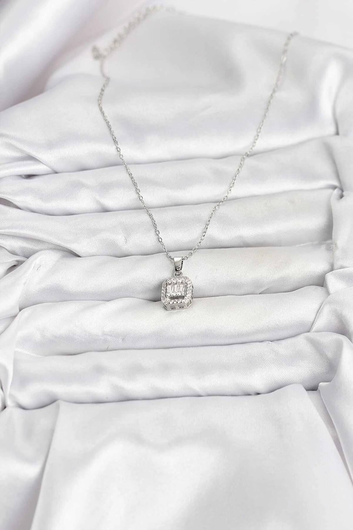 Buti̇k 316L &Ccedil;eli̇k Zi̇nci̇r G&uuml;m&uuml;ş Renk Baget Model Kadın Kolye