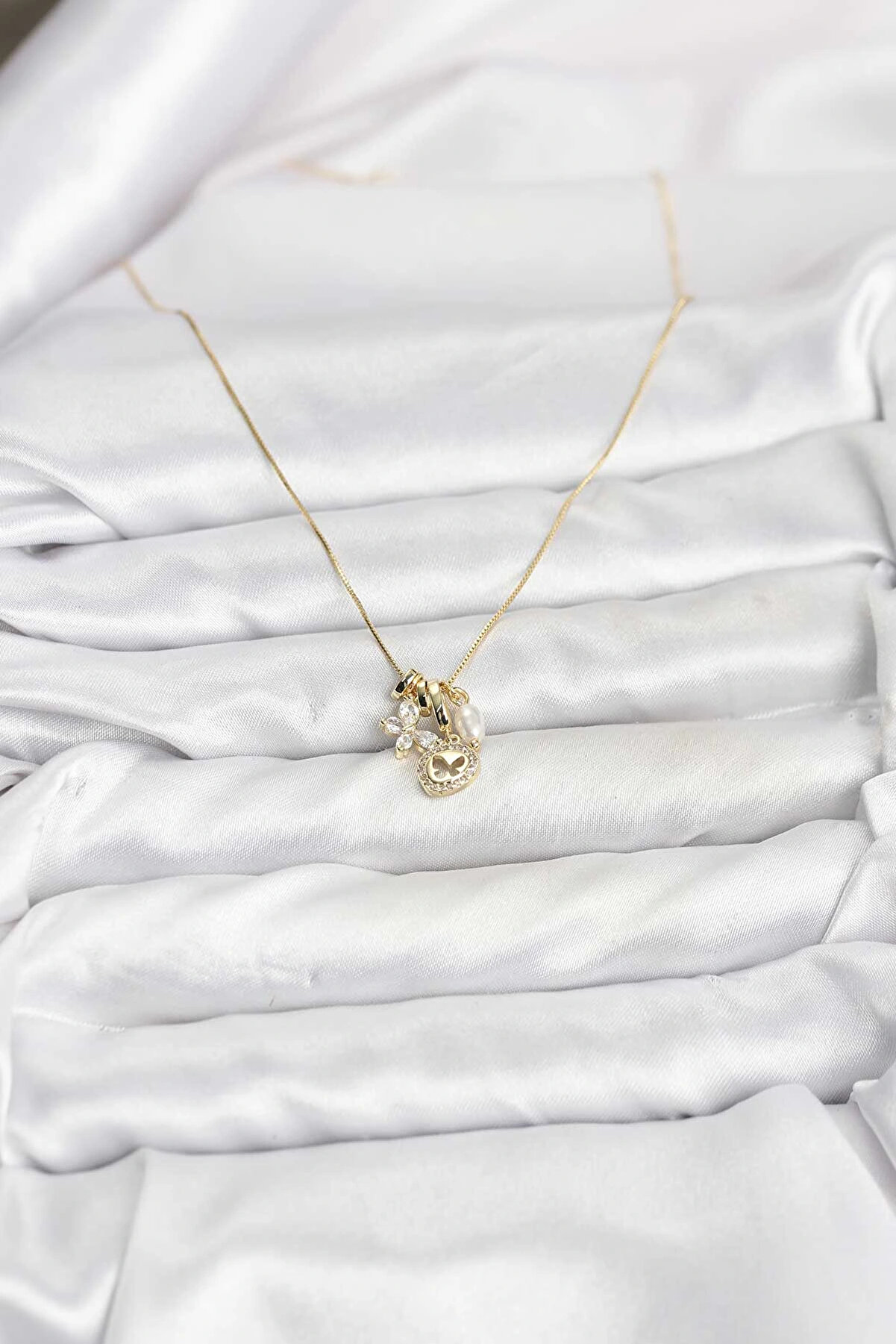 Buti̇k Gold Renk Pi̇ri̇n&ccedil; Mi̇ni̇mal Kelebek Charmlı Kadın Kolye