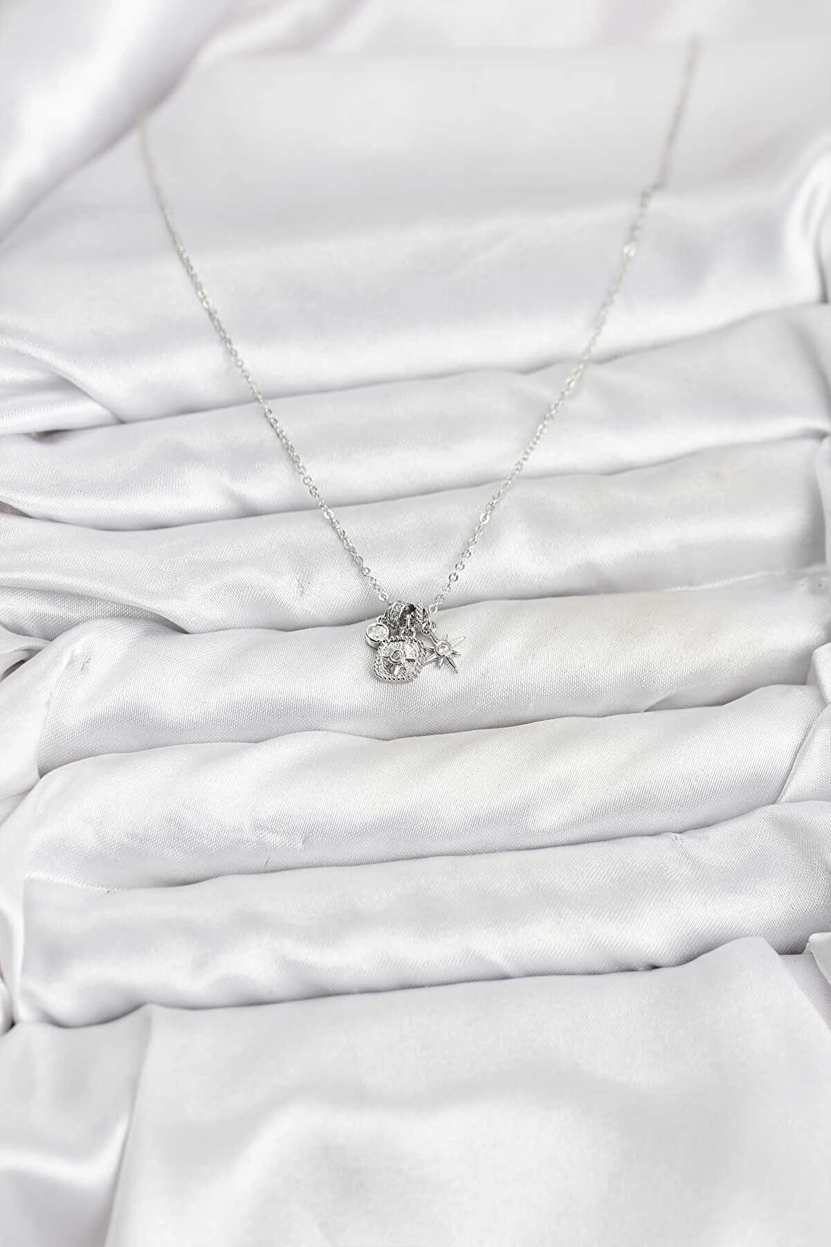 Buti̇k Pi̇ri̇n&ccedil; G&uuml;m&uuml;ş Renk Mi̇ni̇mal Charmlı Kadın Kolye