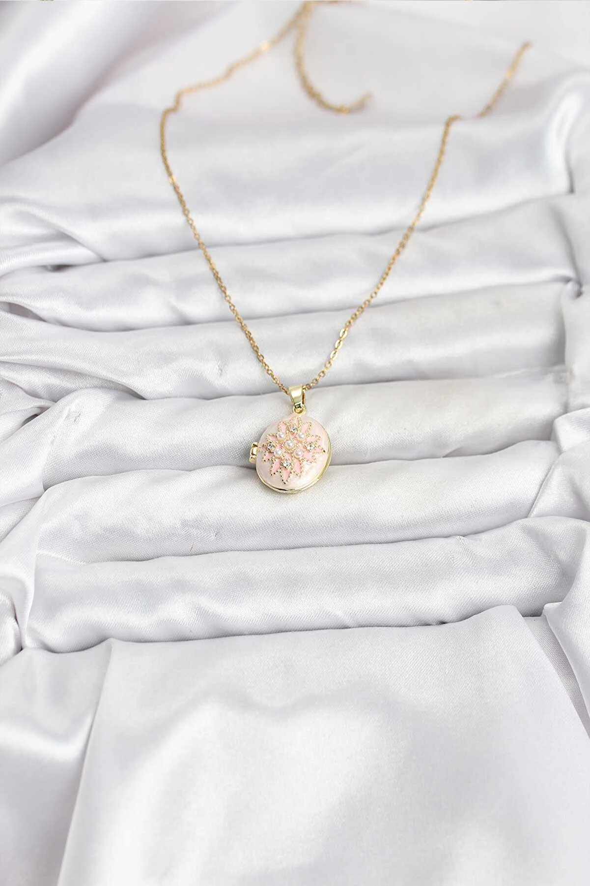 Buti̇k 316L &Ccedil;eli̇k Zi̇nci̇r Gold Renk Mi̇neli̇ Lotus Model A&ccedil;ılabi̇li̇r Kadın Kolye