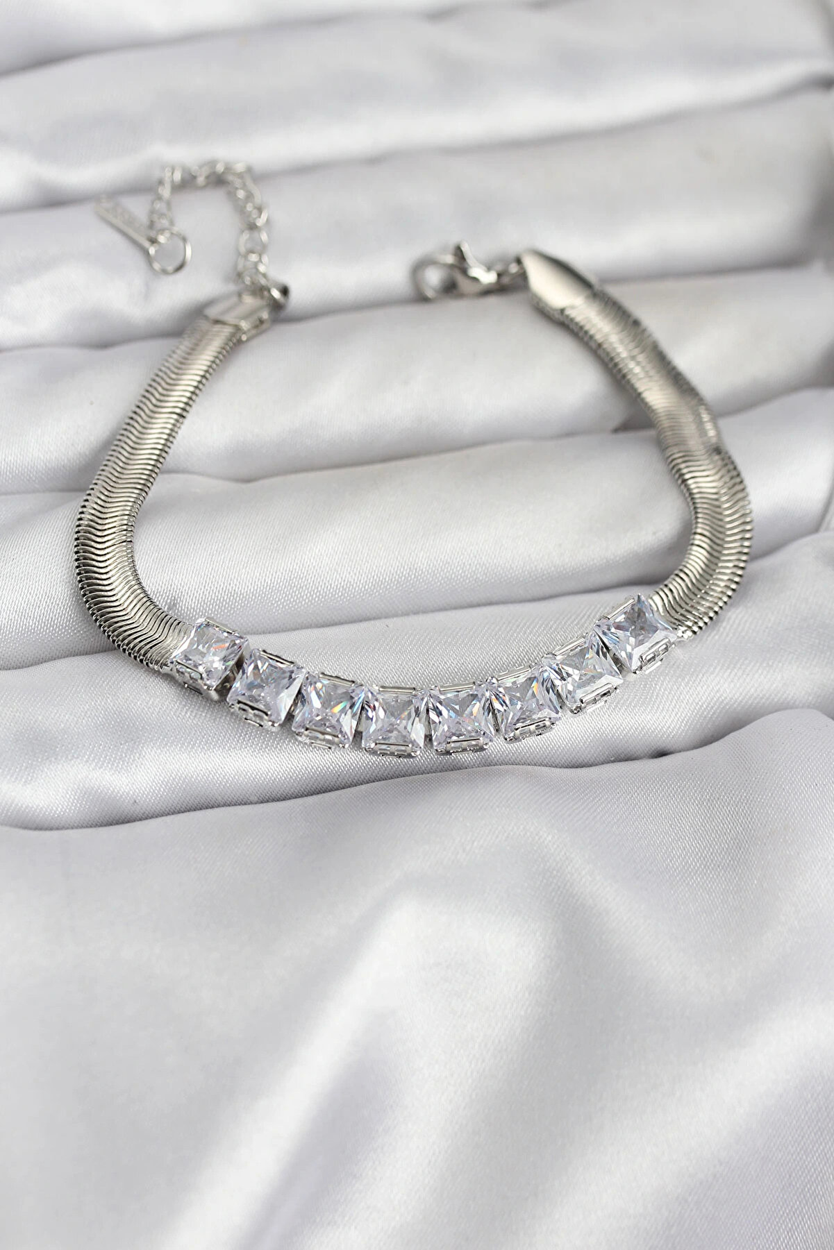 Buti̇k 316L &Ccedil;eli̇k G&uuml;m&uuml;ş Renk Kare Zi̇rkon Taşlı Yılan Zi̇nci̇rli̇ Kadın Bi̇lekli̇k