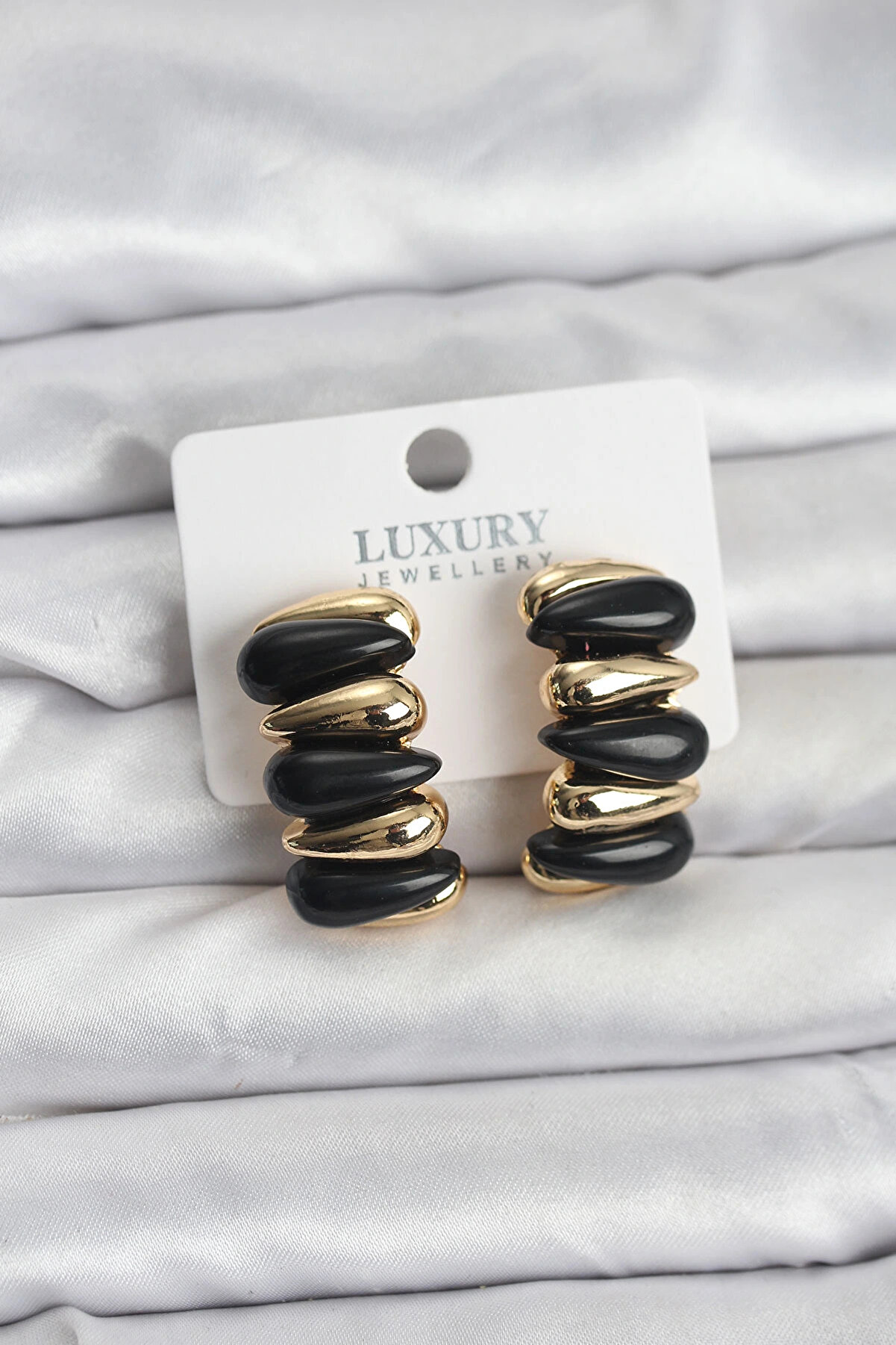 Buti̇k Si̇yah Renk Pi̇ri̇n&ccedil; Vi̇ntage Kadın K&uuml;pe