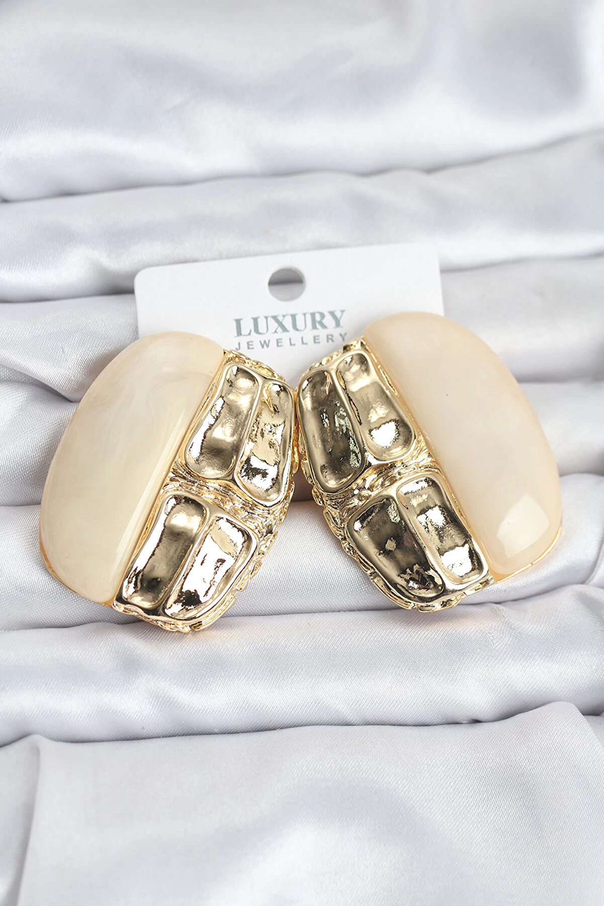 Buti̇k Krem Renk Pi̇ri̇n&ccedil; Vi̇ntage Kadın K&uuml;pe