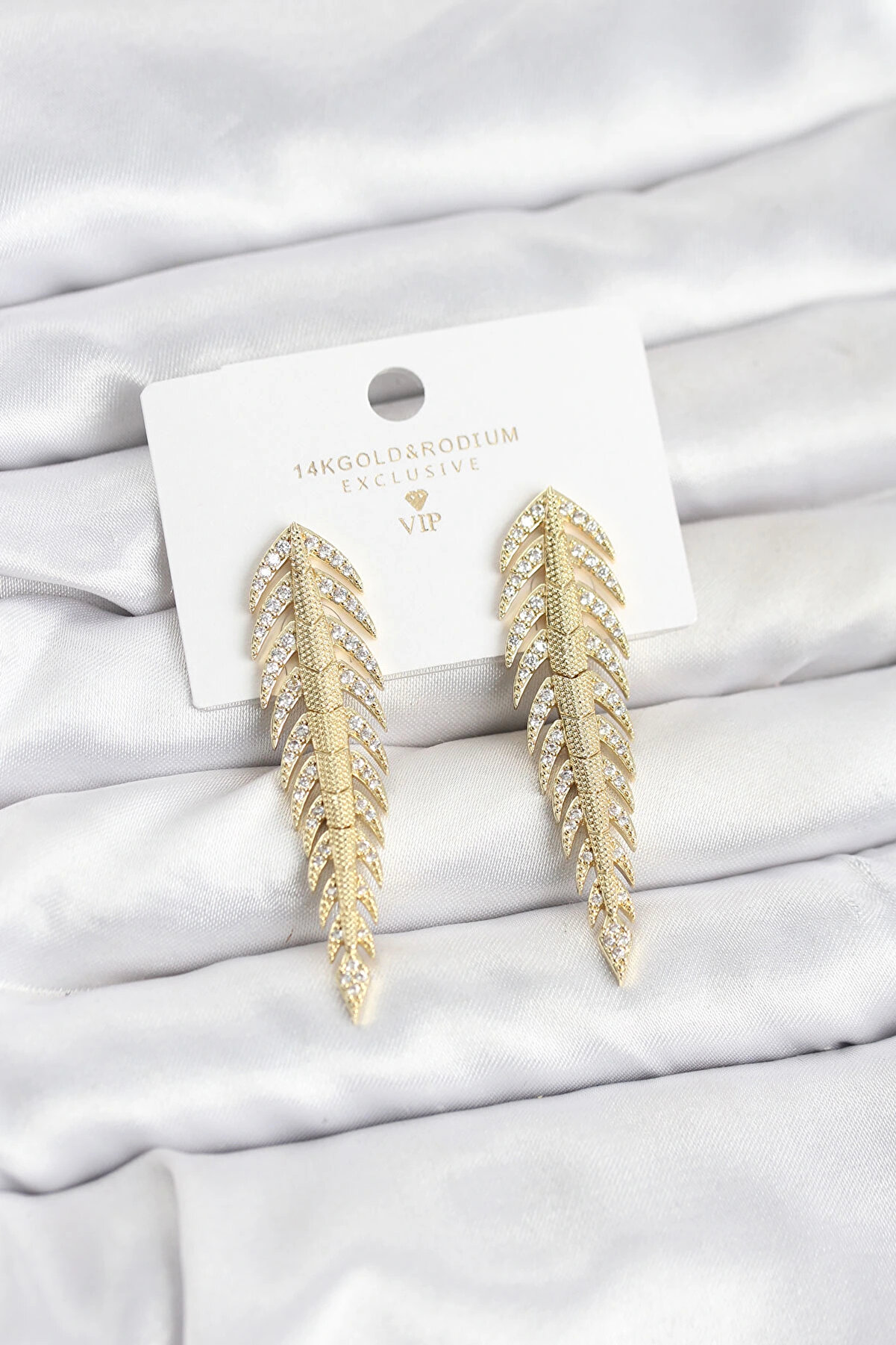 Buti̇k Pi̇ri̇n&ccedil; Gold Renk Balık Sırtı Model Zi̇rkon Taşlı Kadın K&uuml;pe