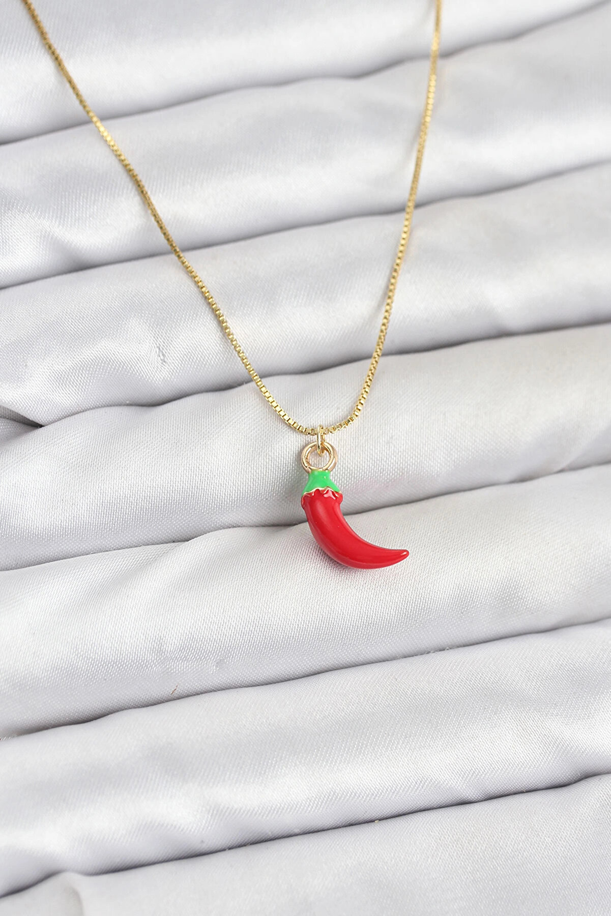 Buti̇k Pi̇ri̇n&ccedil; Gold Renk Kırmızı Kapya Bi̇ber Model Kadın Kolye
