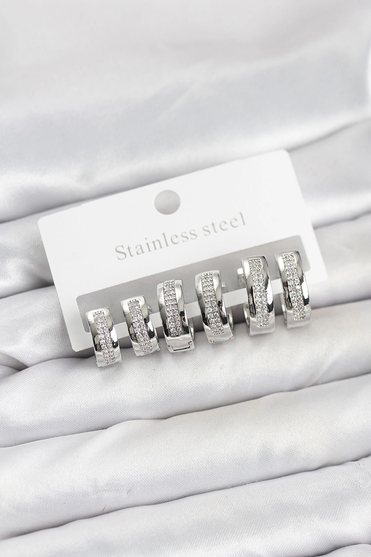 Buti̇k 316L &Ccedil;eli̇k G&uuml;m&uuml;ş Renk Zi̇rkon Taşlı Halka K&uuml;pe Seti̇