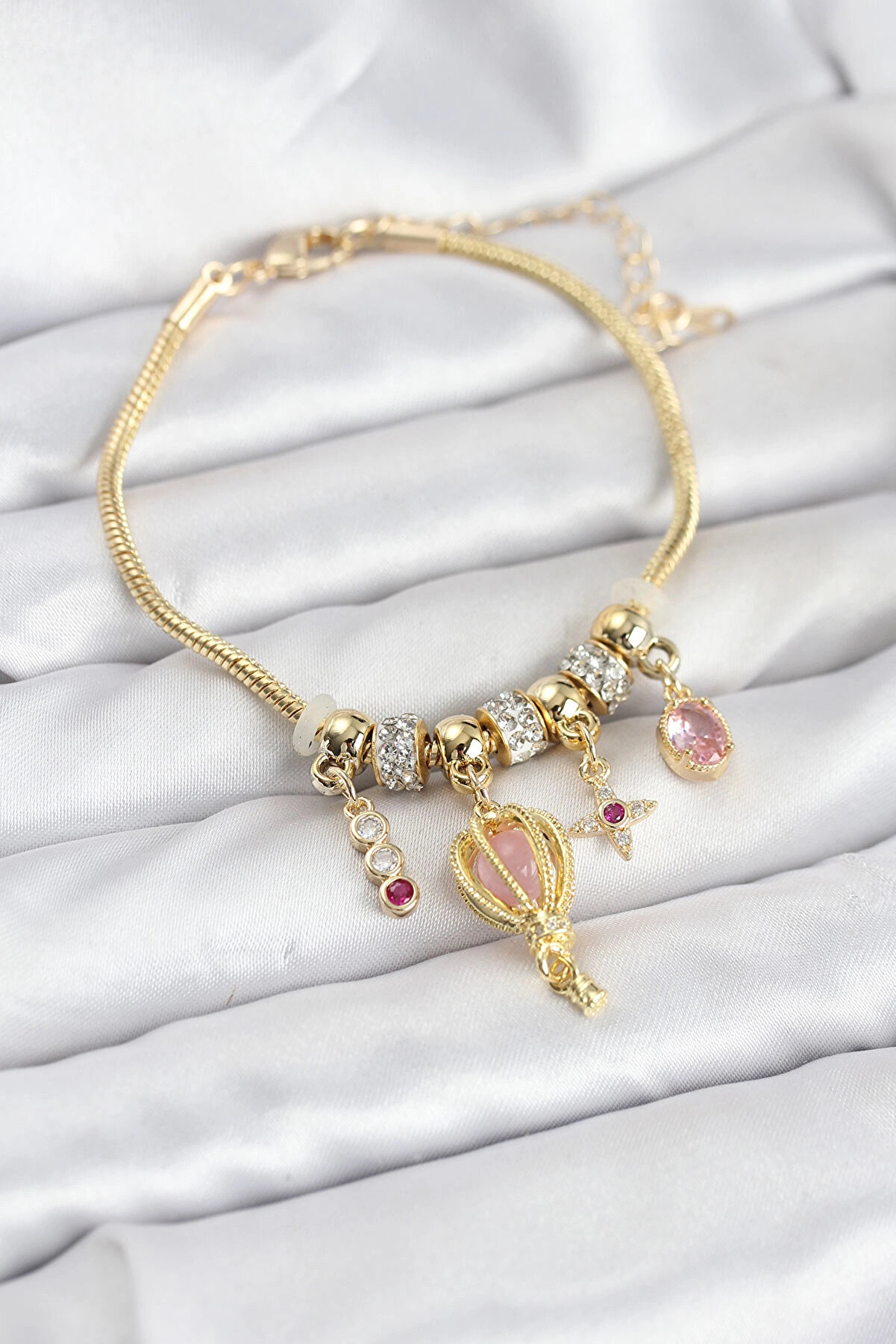 Buti̇k Pi̇ri̇n&ccedil; Gold Renk U&ccedil;an Balon Charmlı Kadın Bi̇lekli̇k