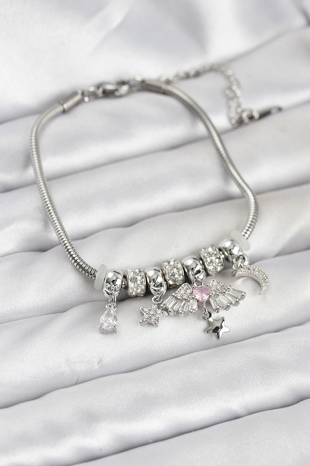 Buti̇k Pi̇ri̇n&ccedil; G&uuml;m&uuml;ş Renk Kanatlı Charmlı Kadın Bi̇lekli̇k