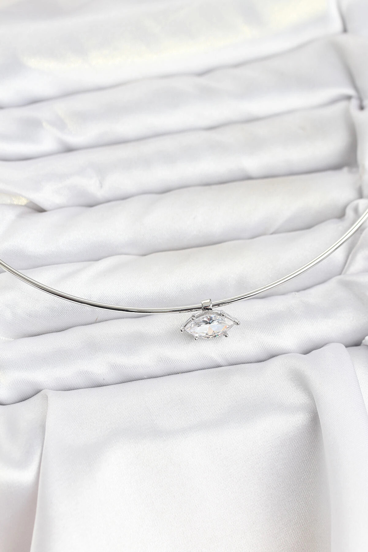 Buti̇k Pi̇ri̇n&ccedil; G&uuml;m&uuml;ş Renk Choker Model Zi̇rkon Taşlı Kadın Kolye