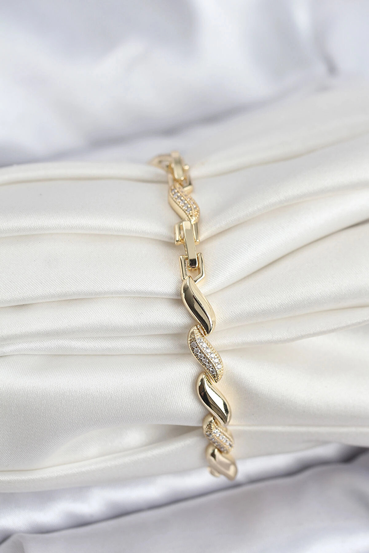 Buti̇k Gold Renk Sıralı Damla Model Zi̇rkon Taşlı Pi̇ri̇n&ccedil; Kadın Bi̇lekli̇k