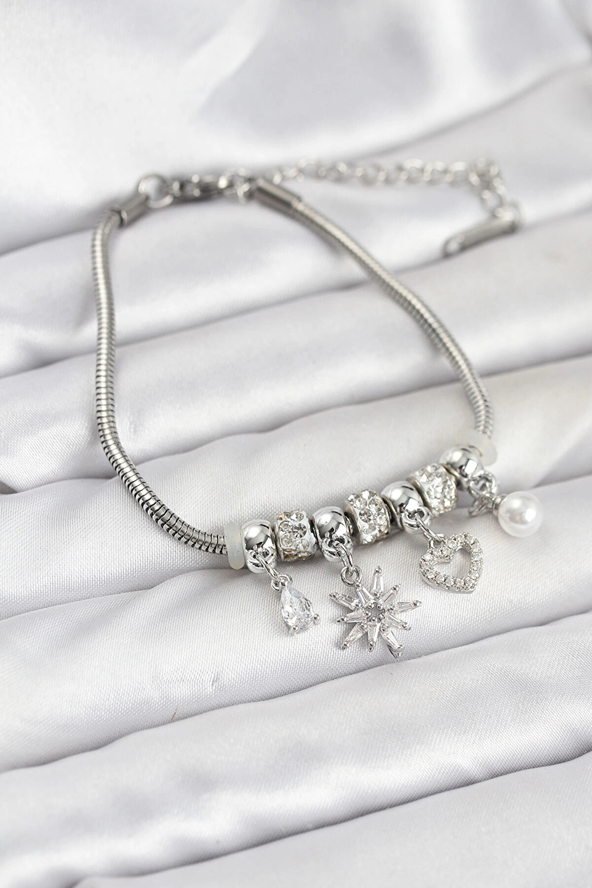 Buti̇k Pi̇ri̇n&ccedil; G&uuml;m&uuml;ş Renk Kutup Yıldızı Ve Kalp Charmlı Kadın Bi̇lekli̇k