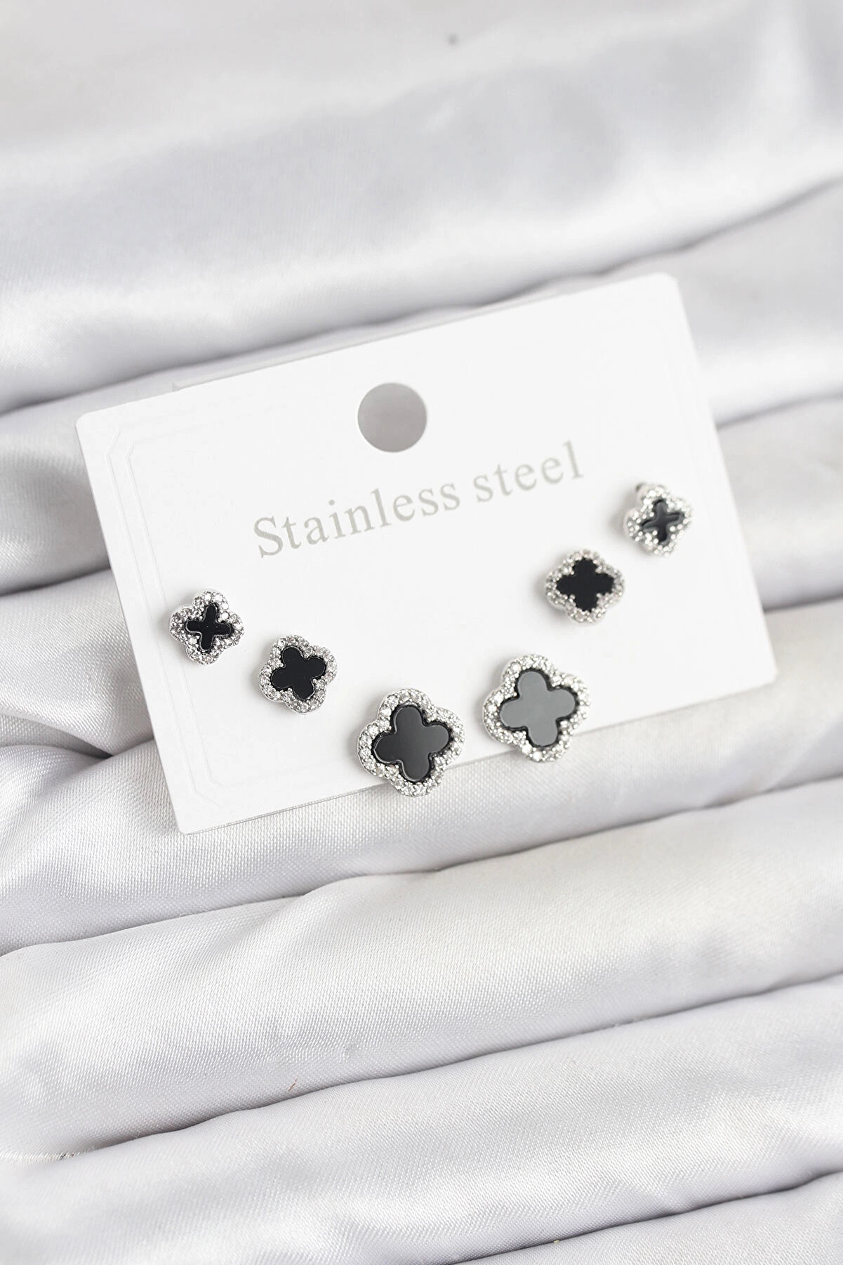 Buti̇k 316L &Ccedil;eli̇k G&uuml;m&uuml;ş Renk Zi̇rkon Taşlı Yonca Model Kadın K&uuml;pe Seti̇