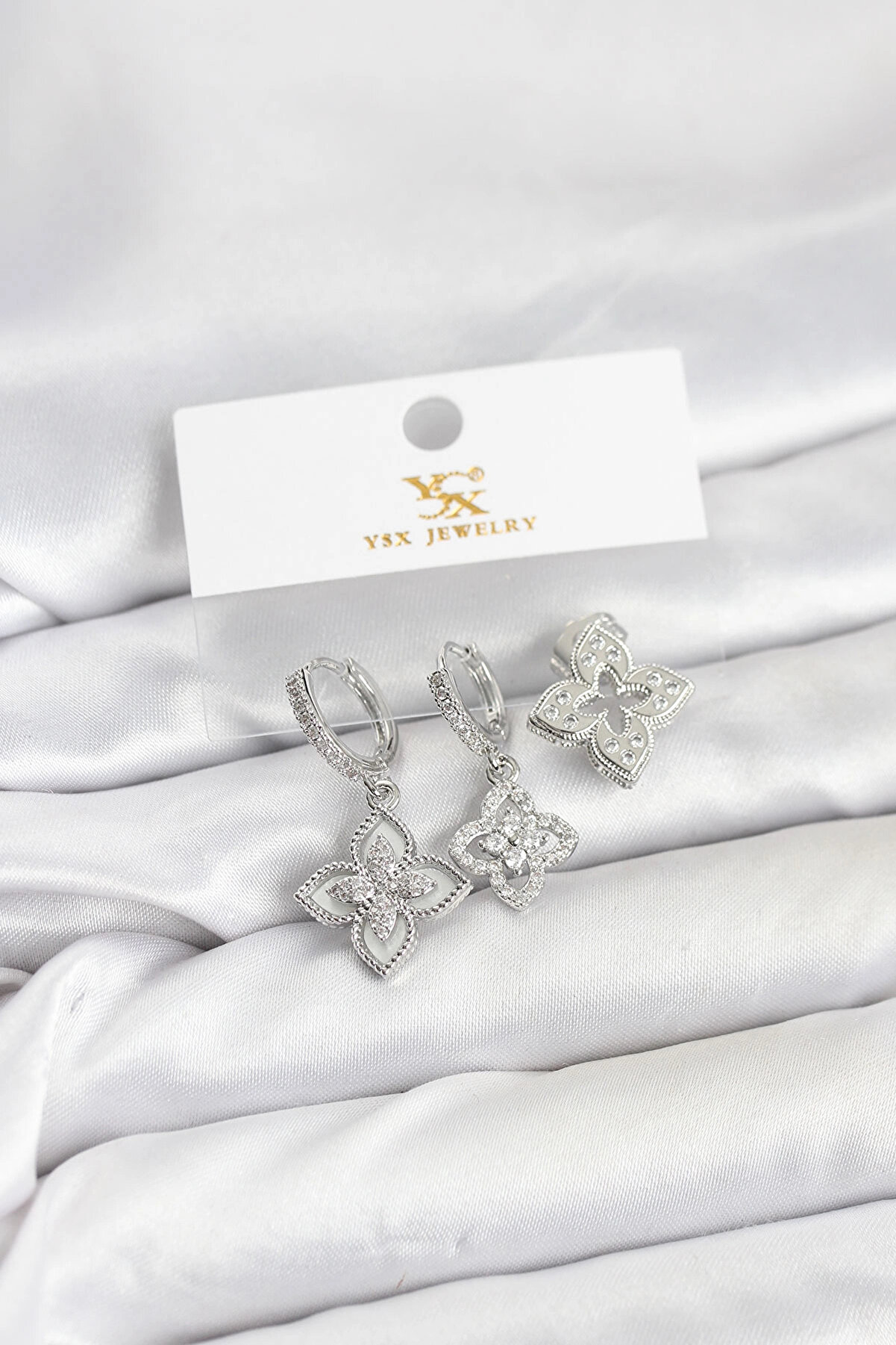 Buti̇k Pi̇ri̇n&ccedil; G&uuml;m&uuml;ş Renk Yonca Model Ysx Tri̇o K&uuml;pe Seti̇