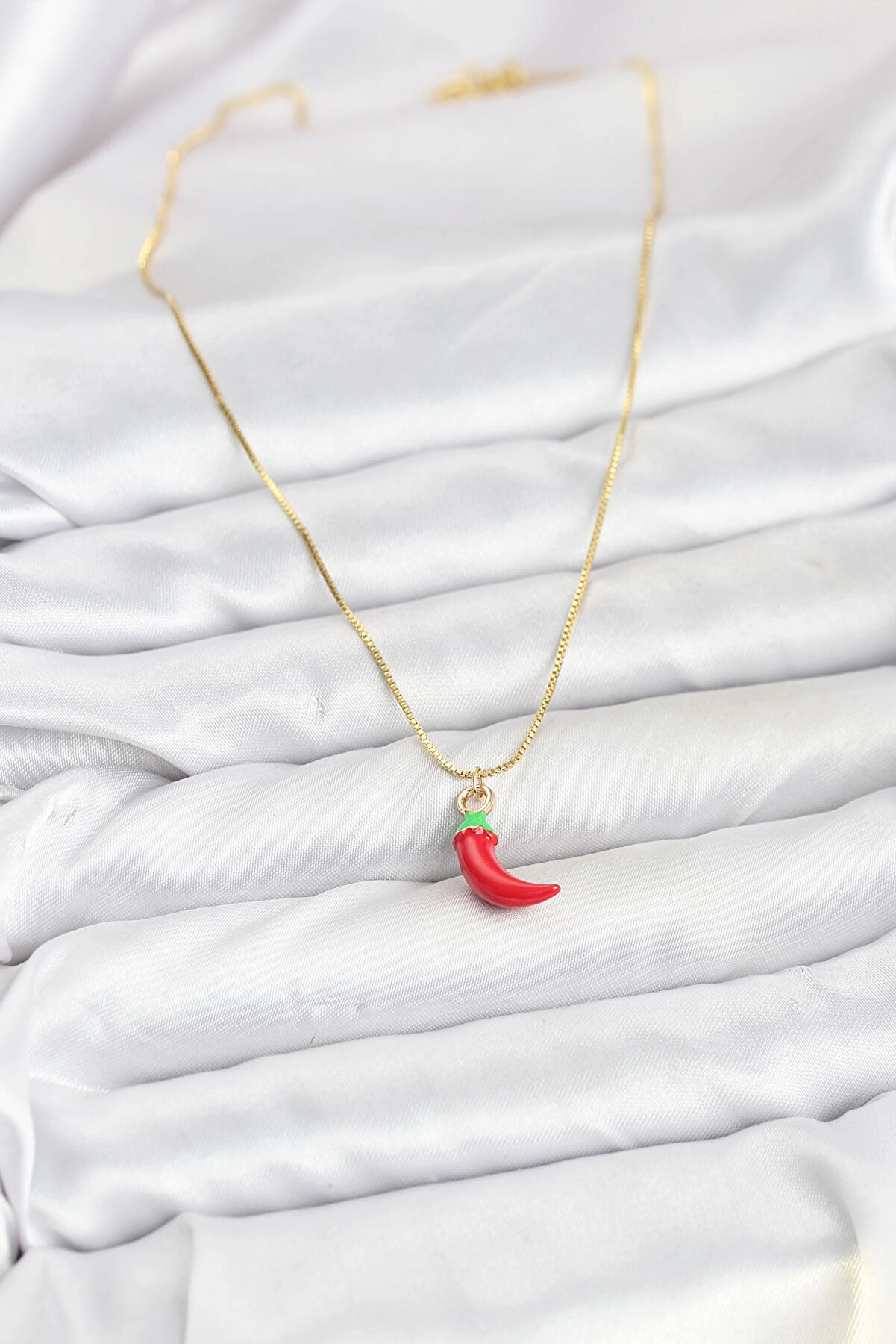 Buti̇k Pi̇ri̇n&ccedil; Gold Renk Kırmızı Kapya Bi̇ber Model Kadın Kolye