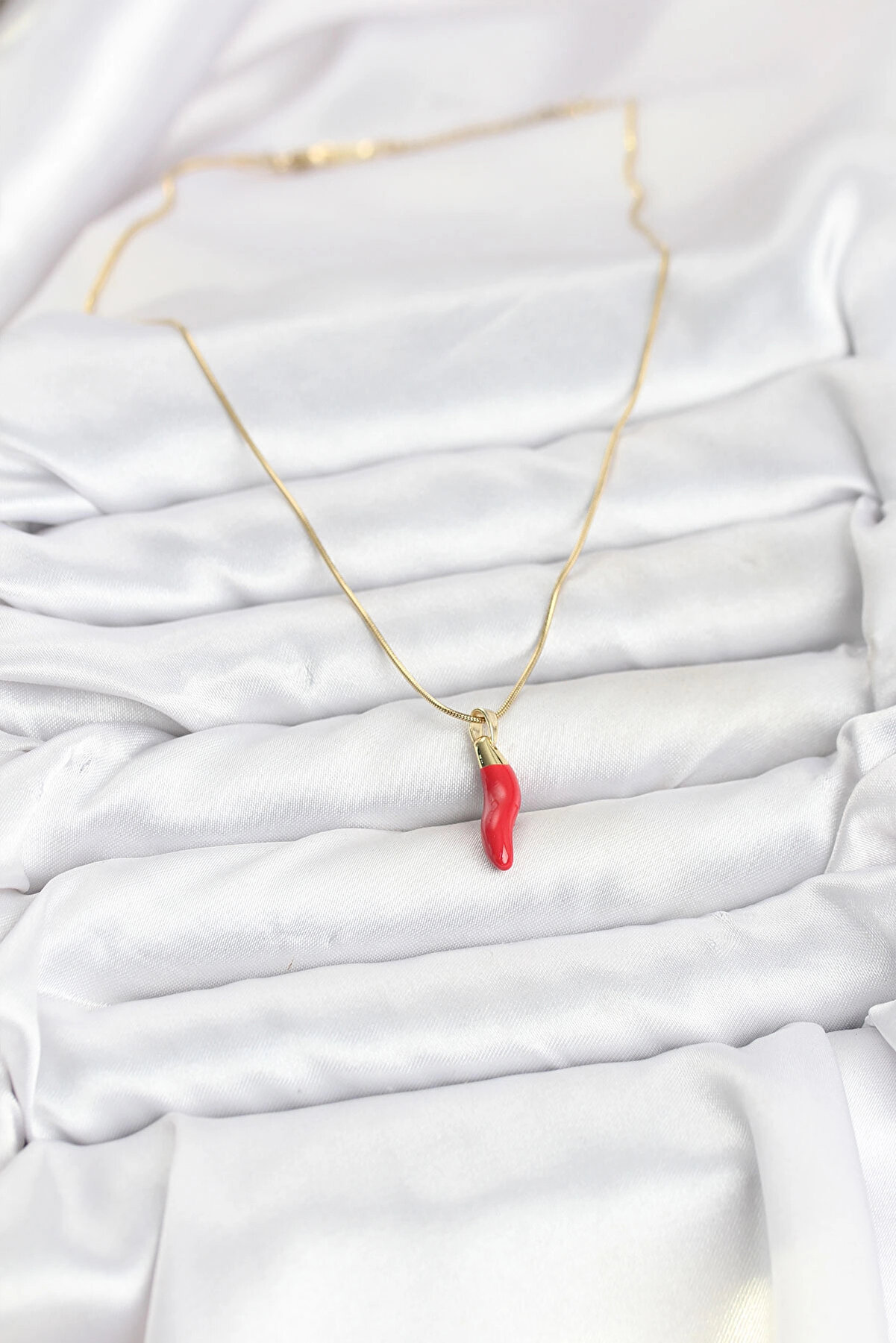 Buti̇k 316L &Ccedil;eli̇k Gold Renk Kapya Kırmızı Bi̇ber Model Kadın Kolye