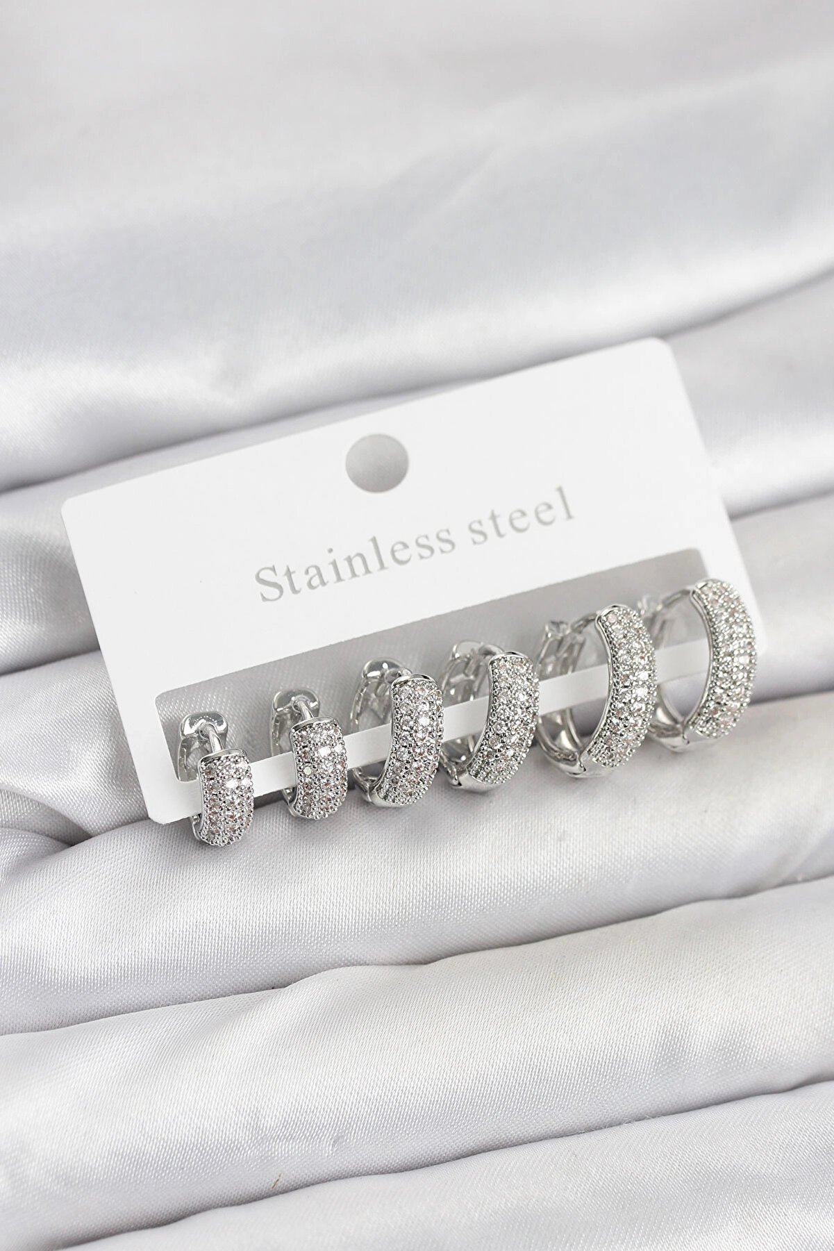 Buti̇k 316L &Ccedil;eli̇k G&uuml;m&uuml;ş Renk Zi̇rkon Taşlı Halka K&uuml;pe Seti̇