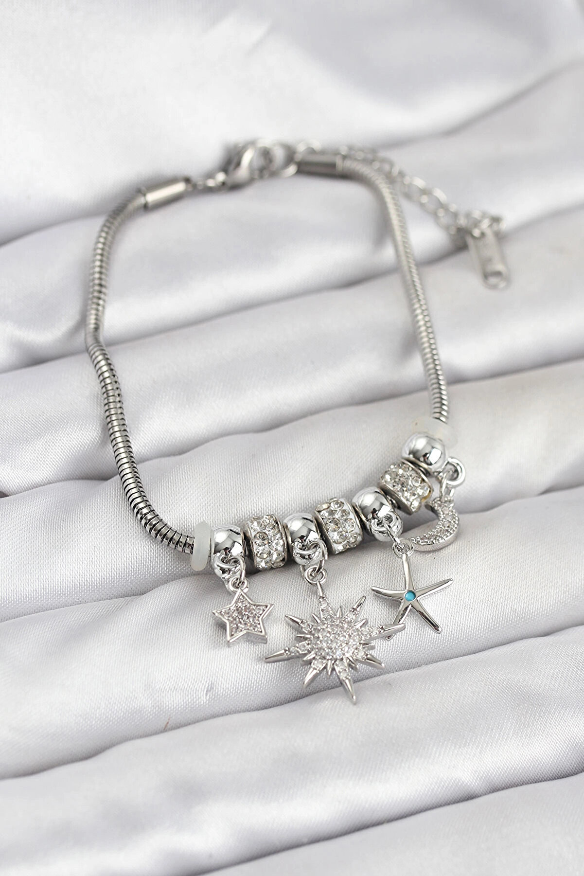 Buti̇k Pi̇ri̇n&ccedil; G&uuml;m&uuml;ş Renk G&uuml;neş Tema Charmlı Kadın Bi̇lekli̇k