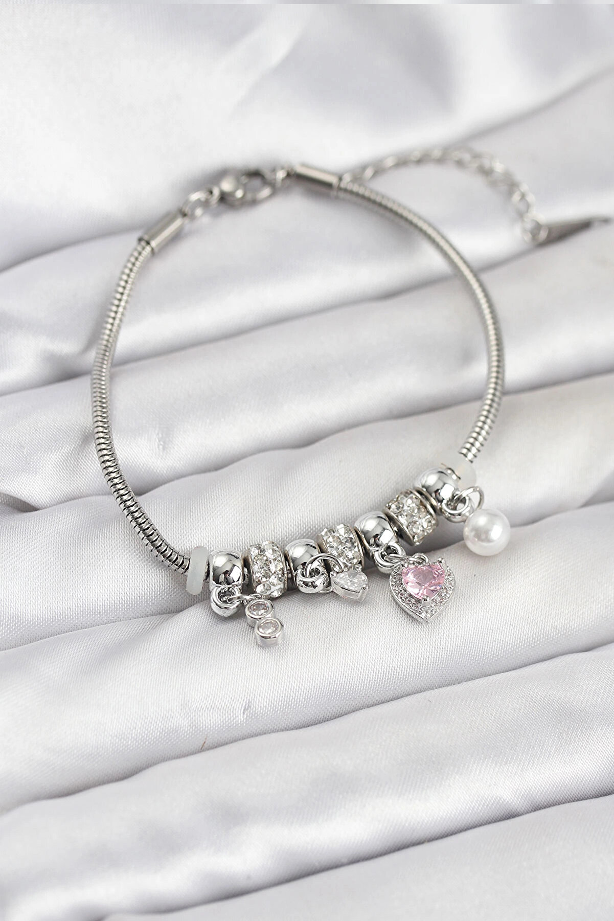 Buti̇k Pi̇ri̇n&ccedil; G&uuml;m&uuml;ş Renk Pembe Kalp Charmlı Kadın Bi̇lekli̇k