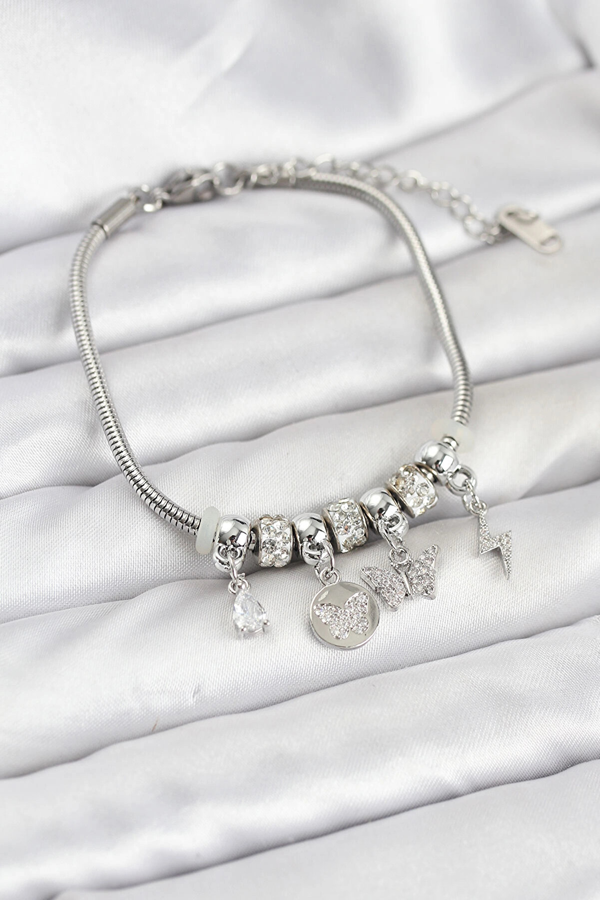 Buti̇k Pi̇ri̇n&ccedil; G&uuml;m&uuml;ş Renk Kelebek Charmlı Kadın Bi̇lekli̇k