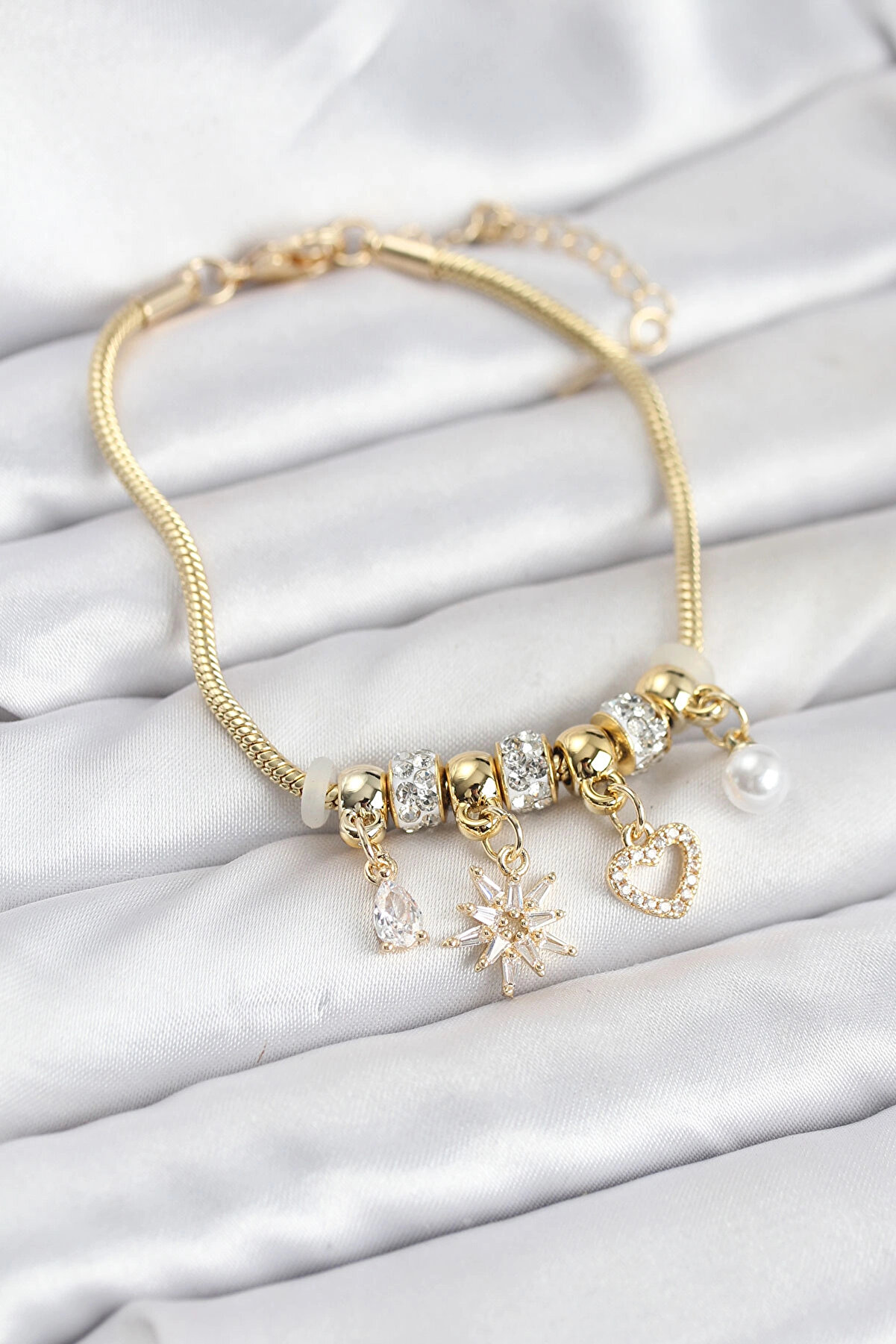 Buti̇k Pi̇ri̇n&ccedil; Gold Renk Kutup Yıldızı Ve Kalp Charmlı Kadın Bi̇lekli̇k