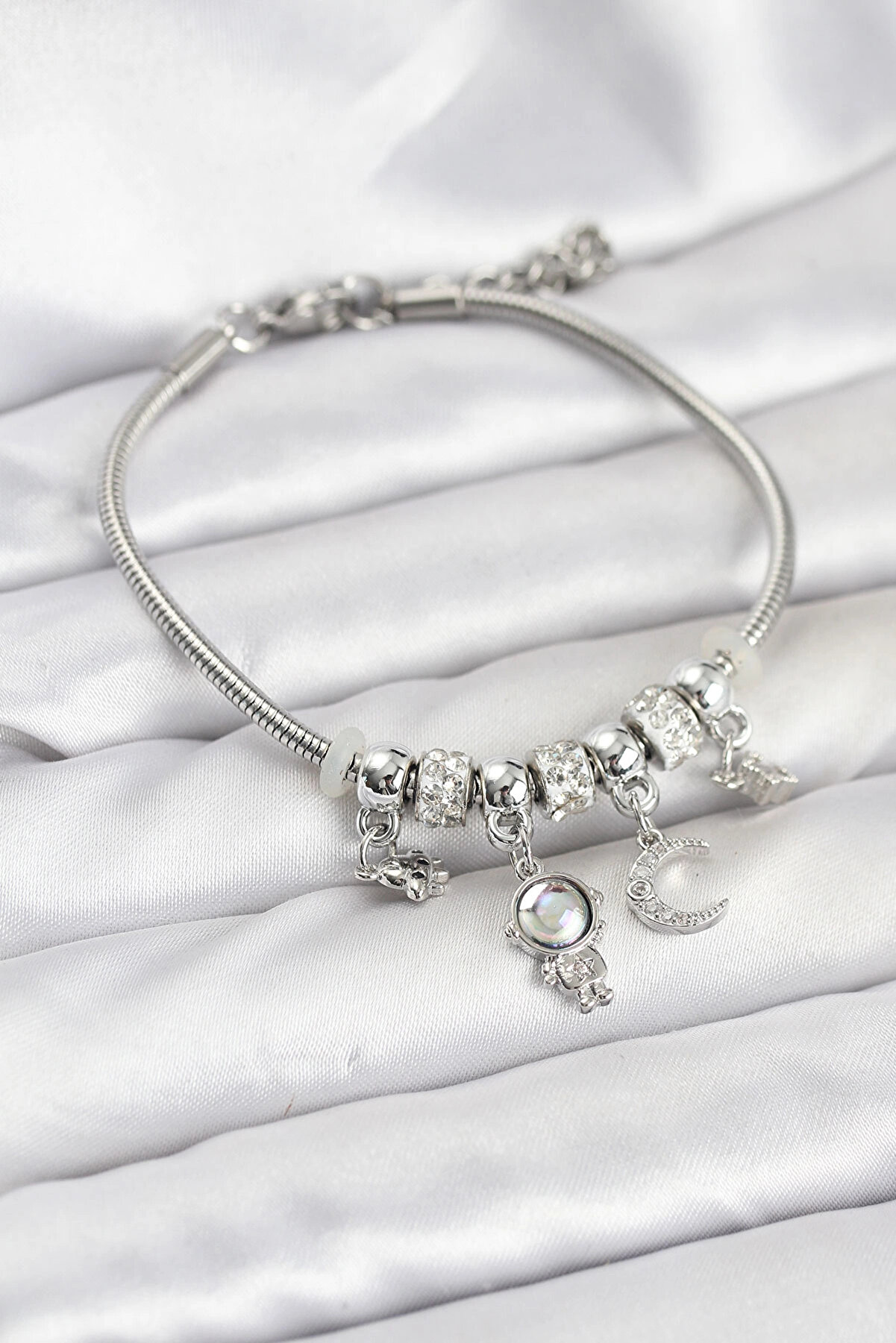 Buti̇k Pi̇ri̇n&ccedil; G&uuml;m&uuml;ş Renk Uzay Tema Charmlı Kadın Bi̇lekli̇k